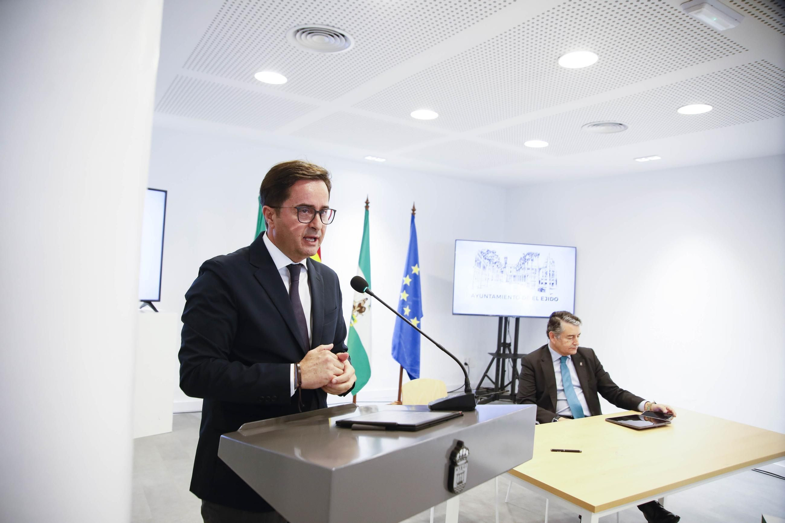 El consejero Antonio Sanz y el alcalde ejidense Francisco Góngora, firman un convenio para la creación de un Centro de Emprendimiento Digital, en imágenes