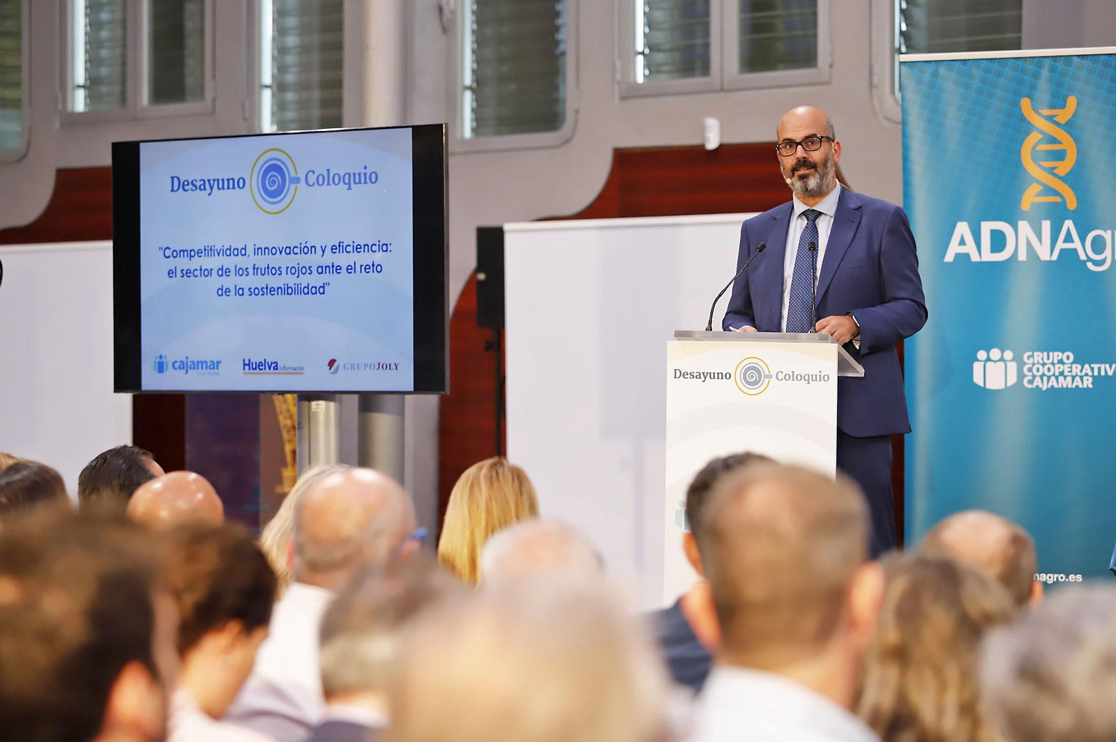 Las imágenes en el Desayuno-Coloquio del Grupo Joly "Competitividad innovación y eficiencia el sector de los frutos rojos ante el reto de la sostenibilidad"