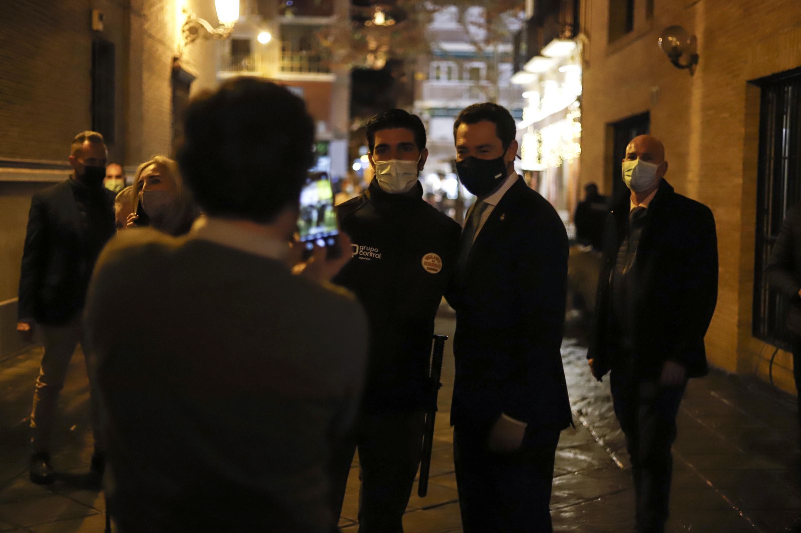 Así ha grabado Juanma Moreno su discurso de fin de año en una taberna de Granada