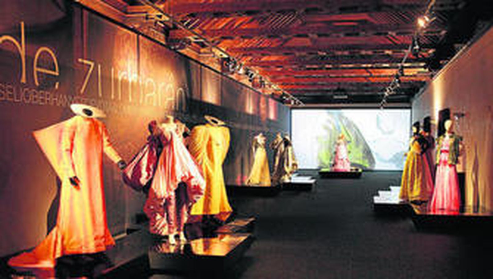 Montaje. Arriba, el escenario de la Persuasión, en el dormitorio alto del convento de Santa Clara, reúne los diseños de creadores actuales inspirados en el pintor barroco. Abajo, Santa Isabel del Museo de Bellas Artes de Bilbao. Abajo, Santa Casilda del Thyssen Bornemisza, una de las pinturas más hermosas del conjunto expuesto en la planta baja y donde el cuadro ocupa el espacio con una serena traza oblicua.