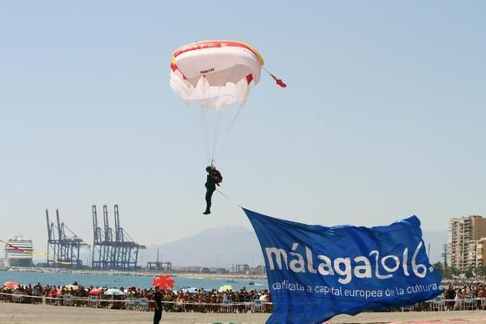 El II Festival Aéreo Internacional de Málaga, donde han participado 35 aeronaves y 90 pilotos, ha contado con la presencia de más de 250.000 personas.

Foto: Yolanda Montiel