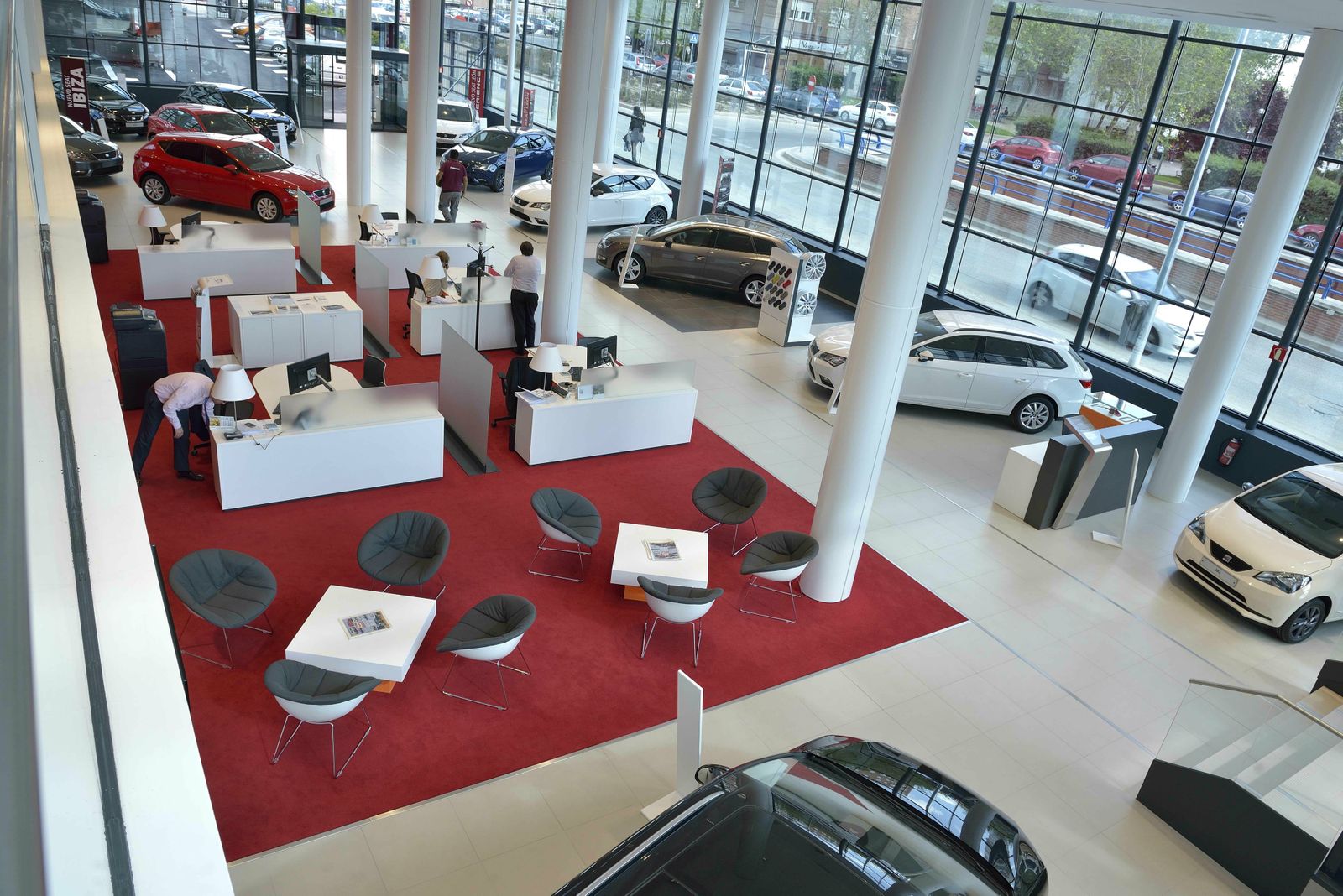 Interior de un concesionario de automóviles.
