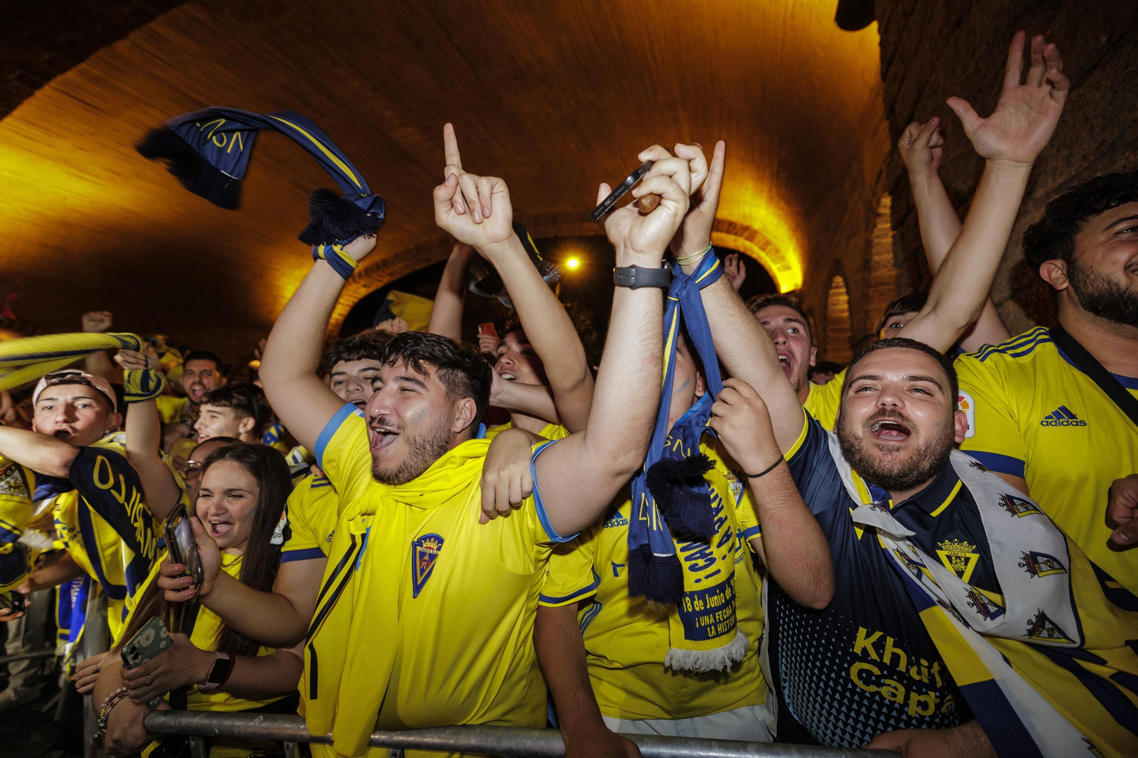 Las imágenes de la afición del Cádiz C.F. celebrando la permanencia en la fuente más cadista