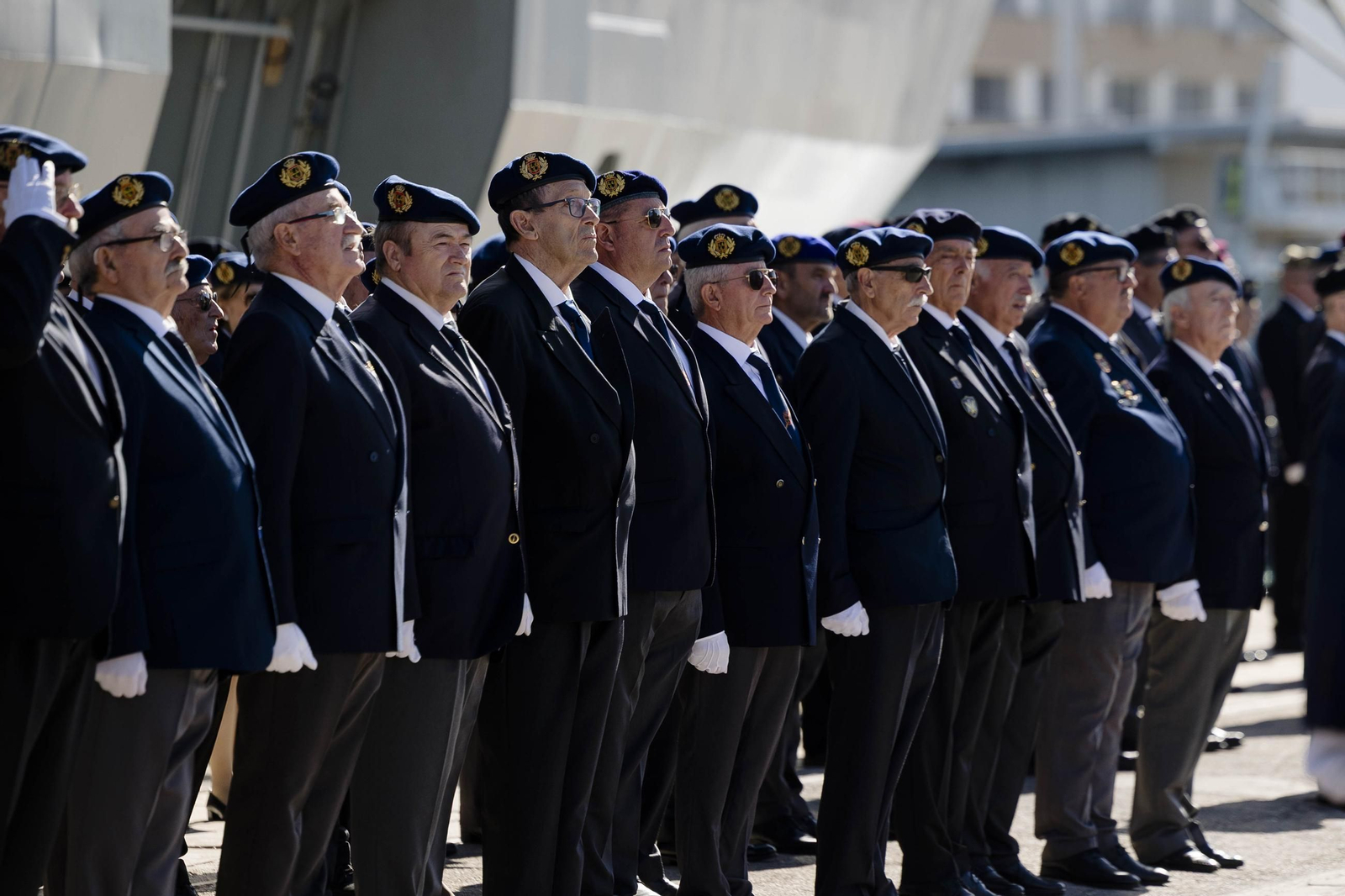 Las imágenes del día del veterano de las Fuerzas Armadas y Guardia Civil en Cádiz.
