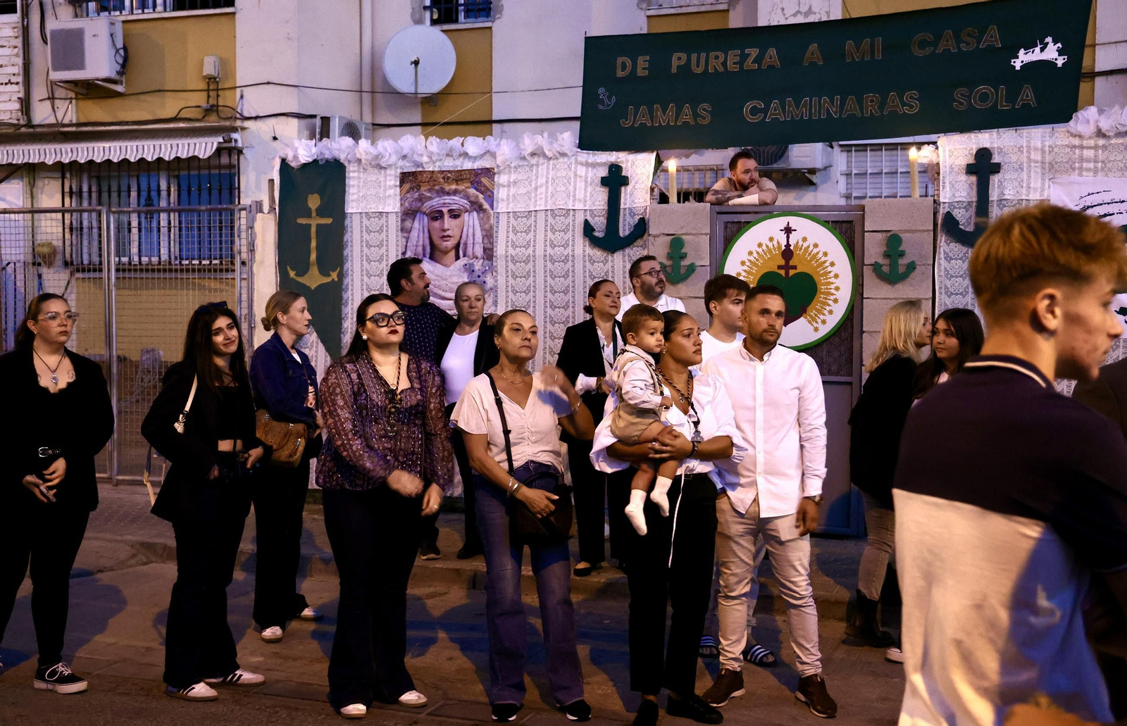 Regreso de la Esperanza de Triana a su paso por el Hospital Infantil del Virgen del Rocío