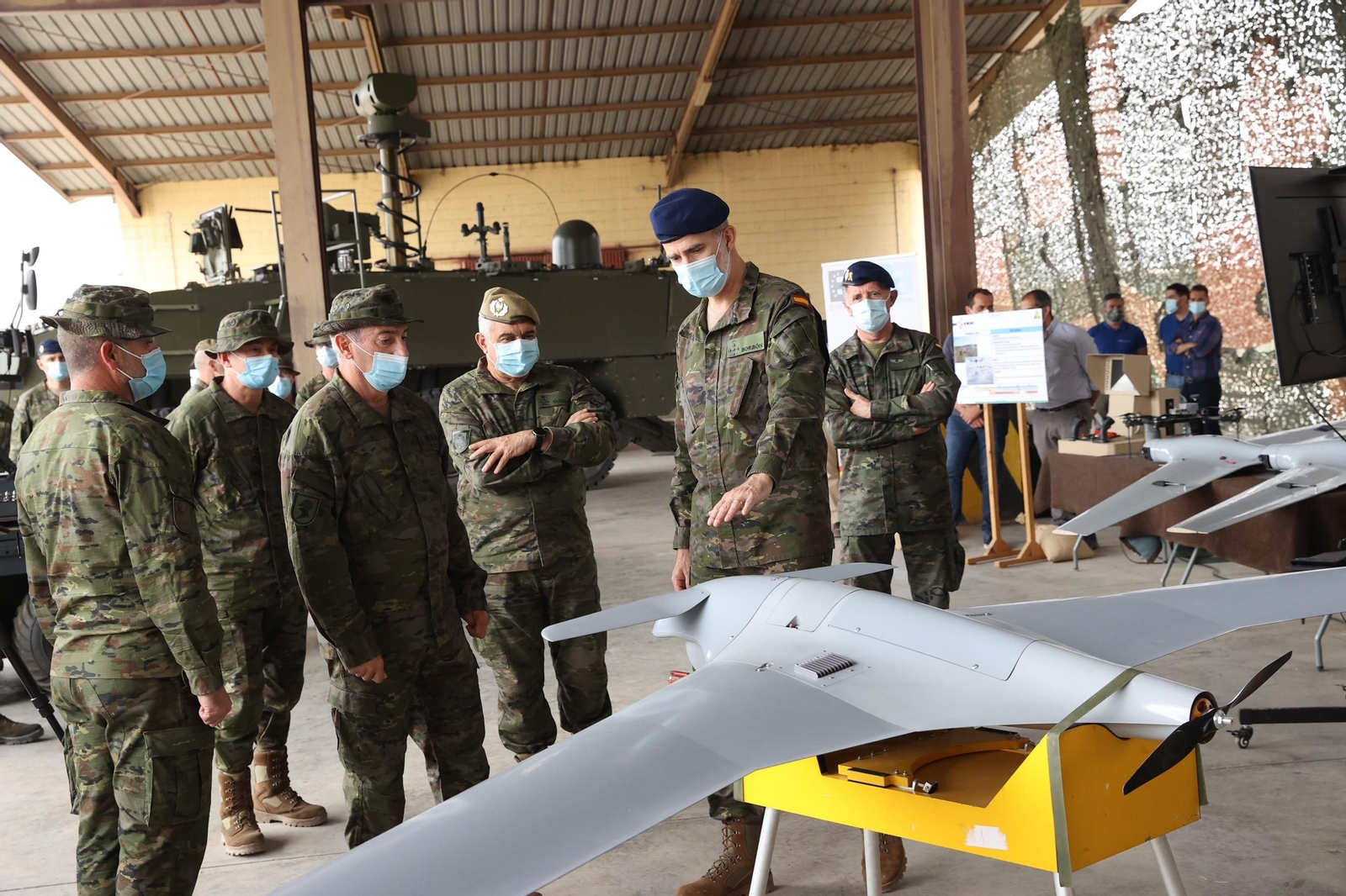 El Rey Felipe VI asiste a un ejercicio militar de la Brigada 2035 en Viator