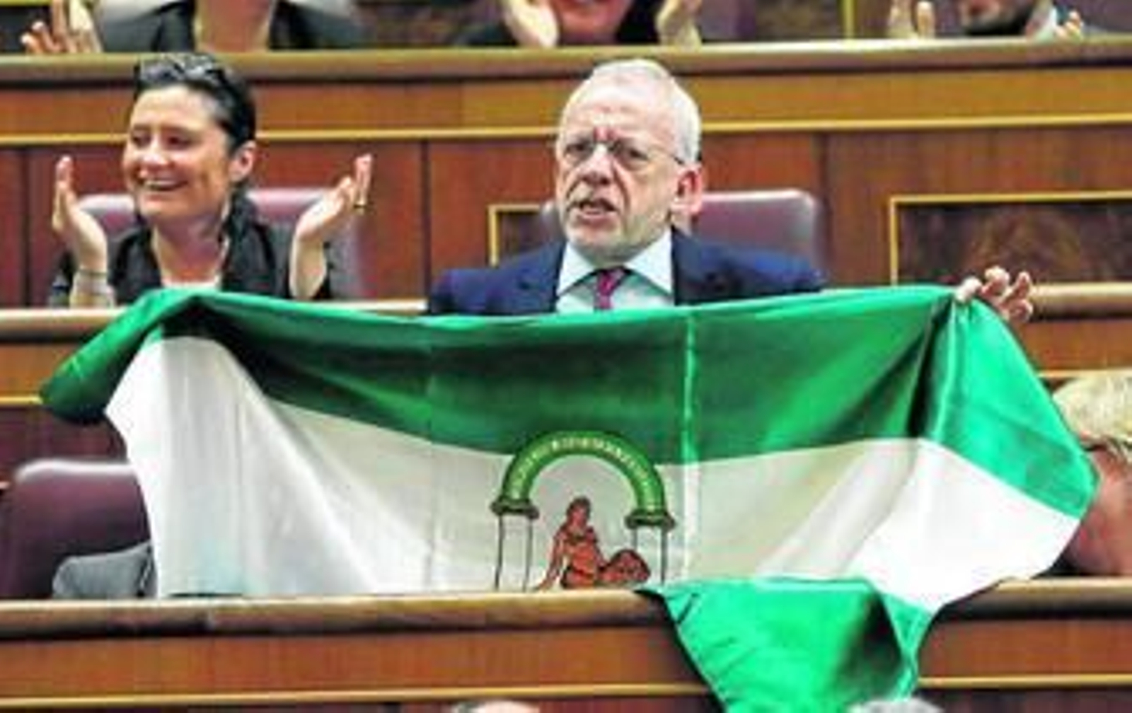 En febrero, Pezzi protagonizó una curiosa escena en el Congreso de los Diputados donde exhibió la bandera andaluza.