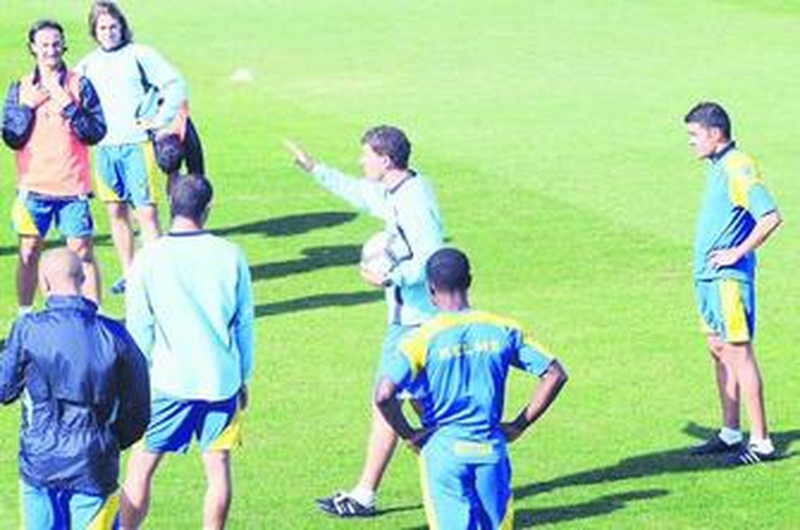 Mariano Toedtli se tira de la camiseta mientras Javi Gracia habla con los jugadores durante una sesión de trabajo en El Rosal.