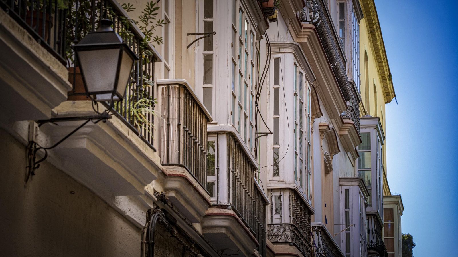 Muchos gaditanos van por la calle mirando los balcones en busca de un cartel de Se vende o Se alquila para llevar a cabo sus planes de inversión o de futuro