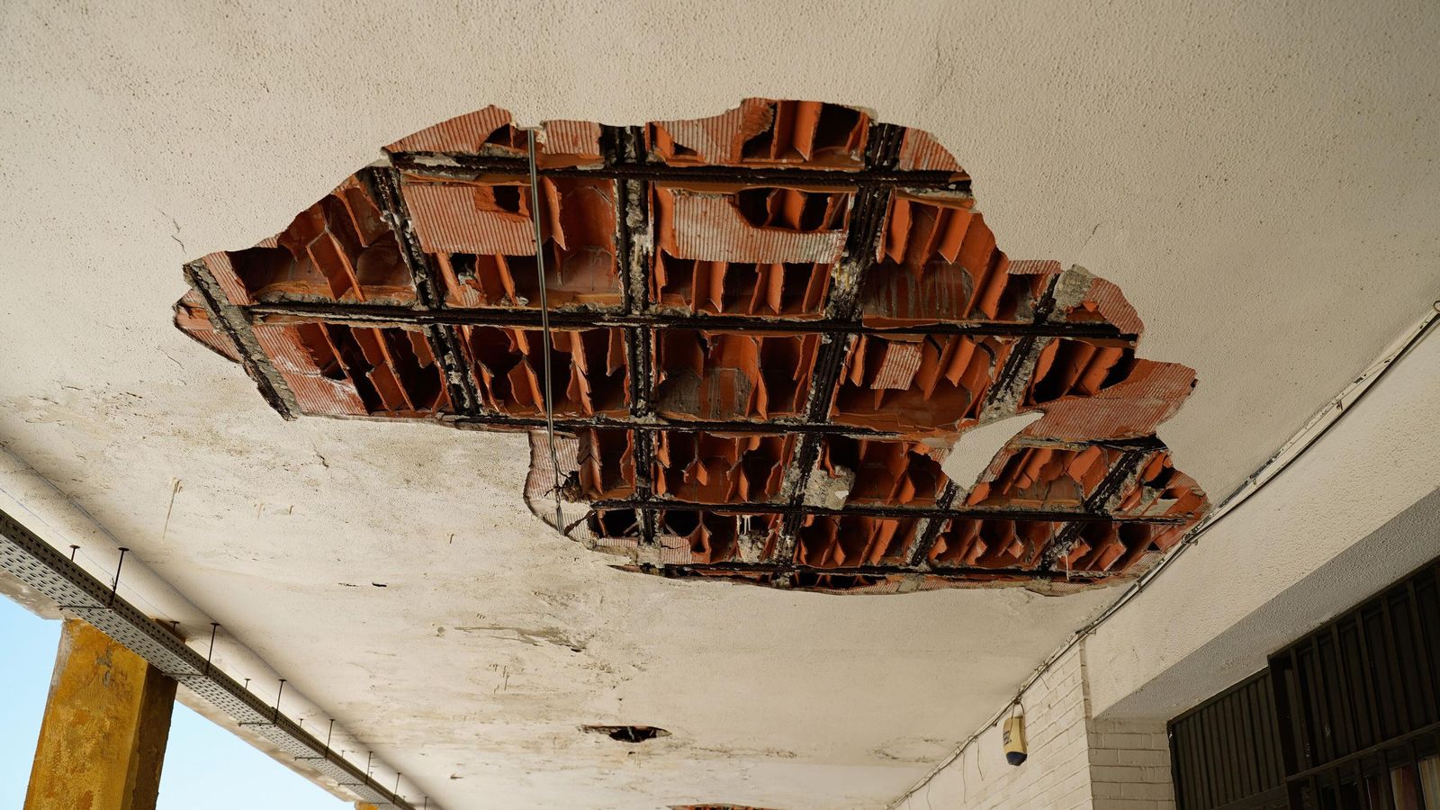 Parte del revestimiento del techo de la galería, desprendido.