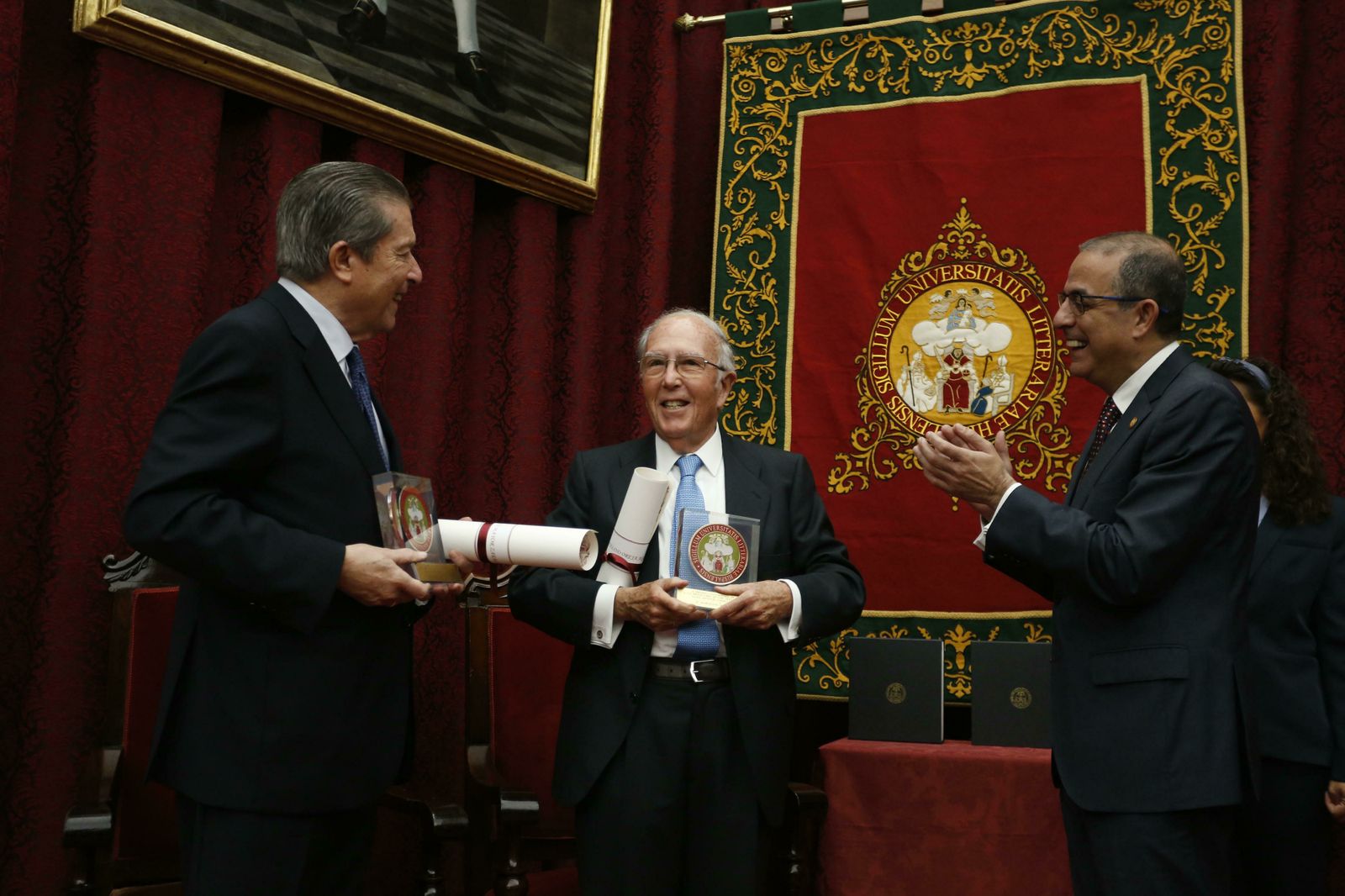 El rector de la US, Miguel ÁngelCastro, aplaude a los premiados Federico Mayor Zaragoza y Marcelino Oreja Aguirre.