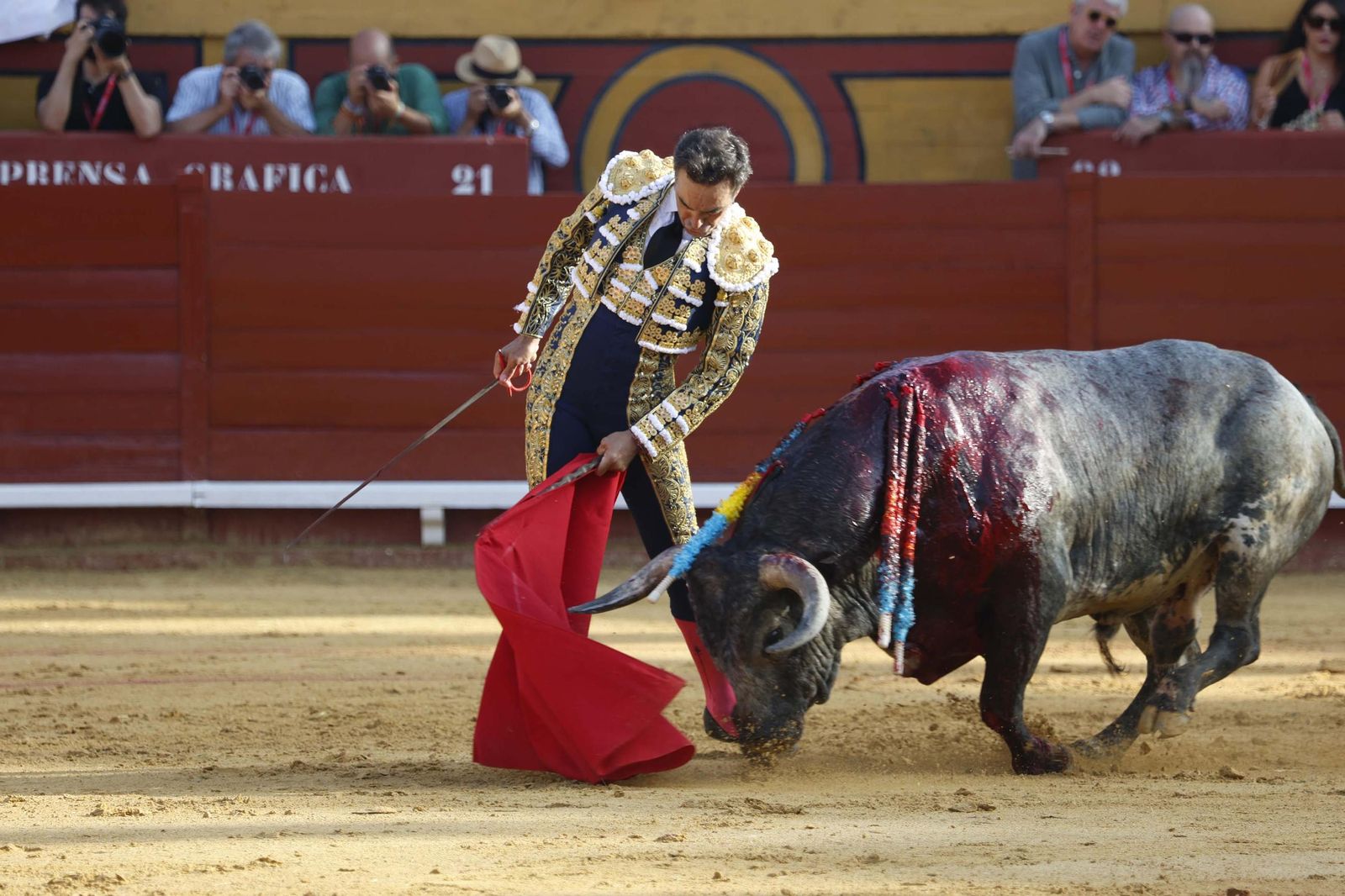 Una decepcionante corrida de Miura con Esaú Fernández a hombros cierra Algeciras