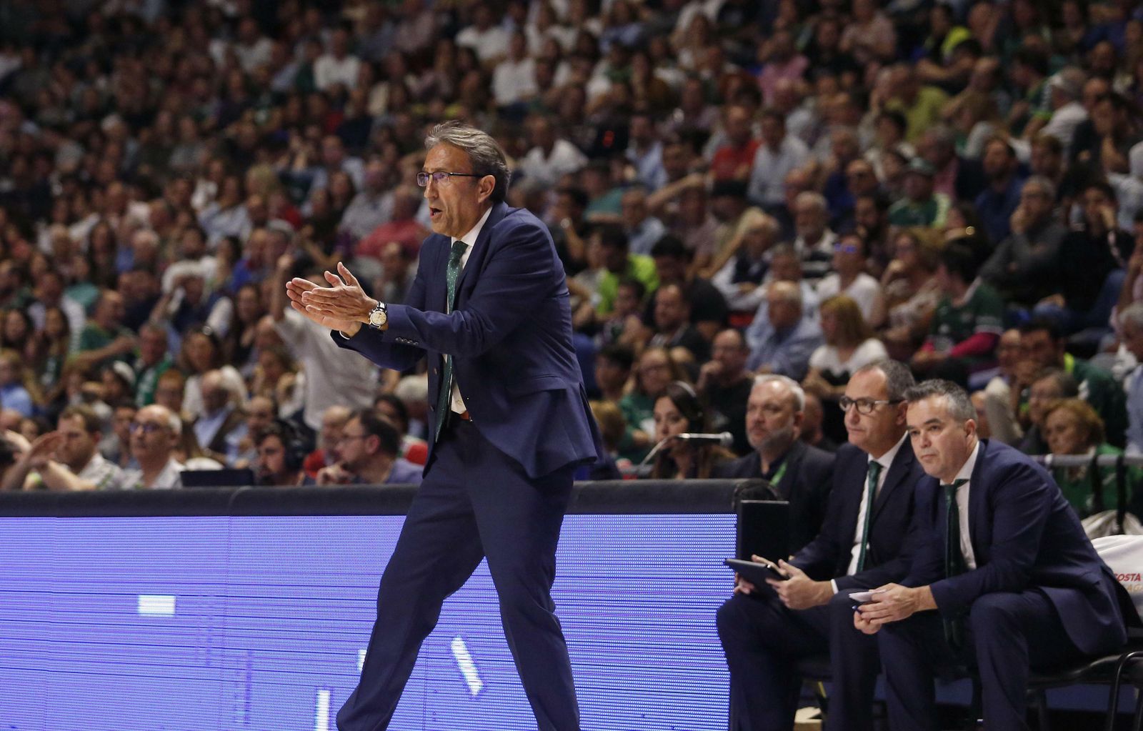 Luis Casimiro aplaude en un momento del partido.