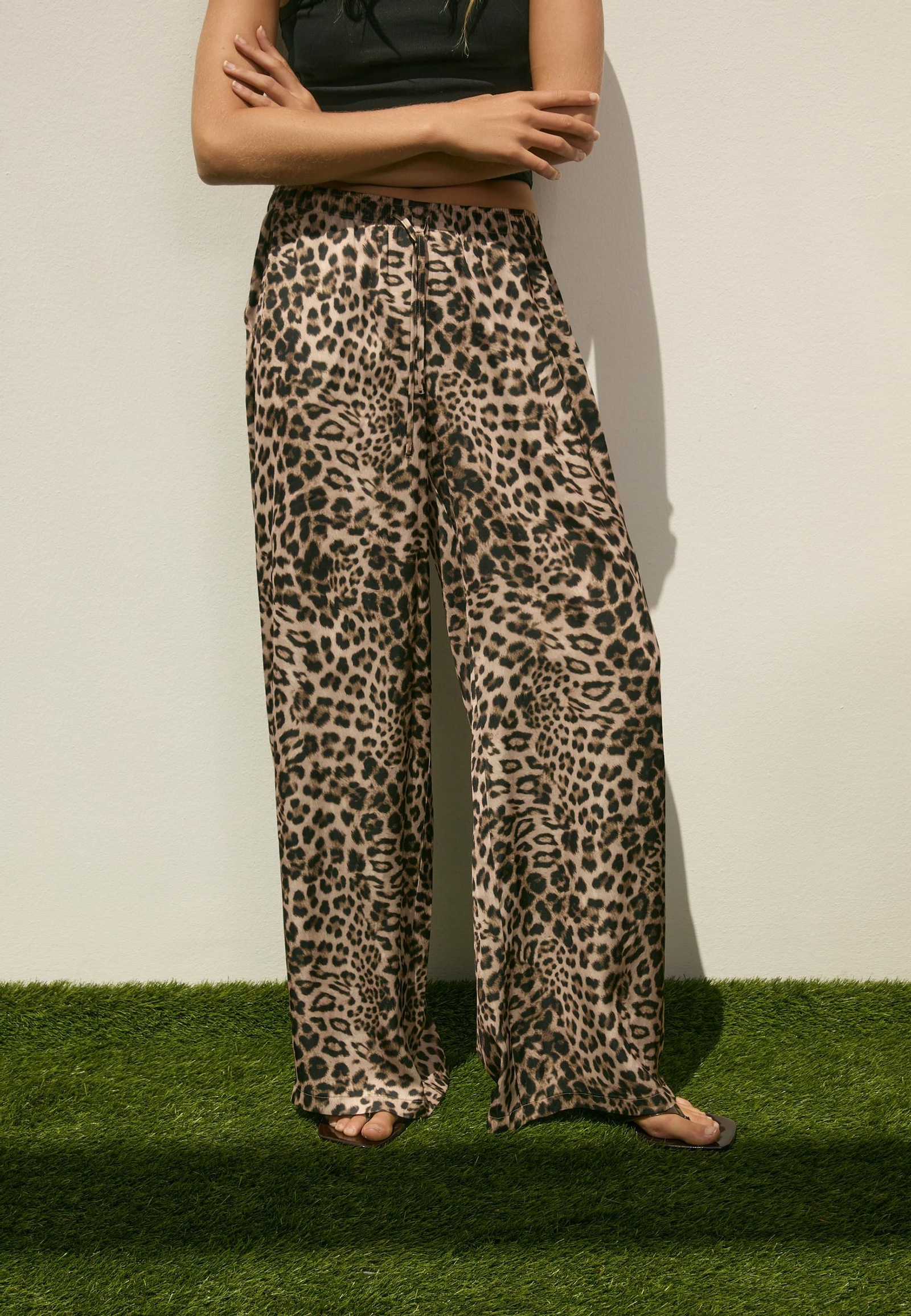 Pantalones anchos con estampado de leopardo de Stradivarius.