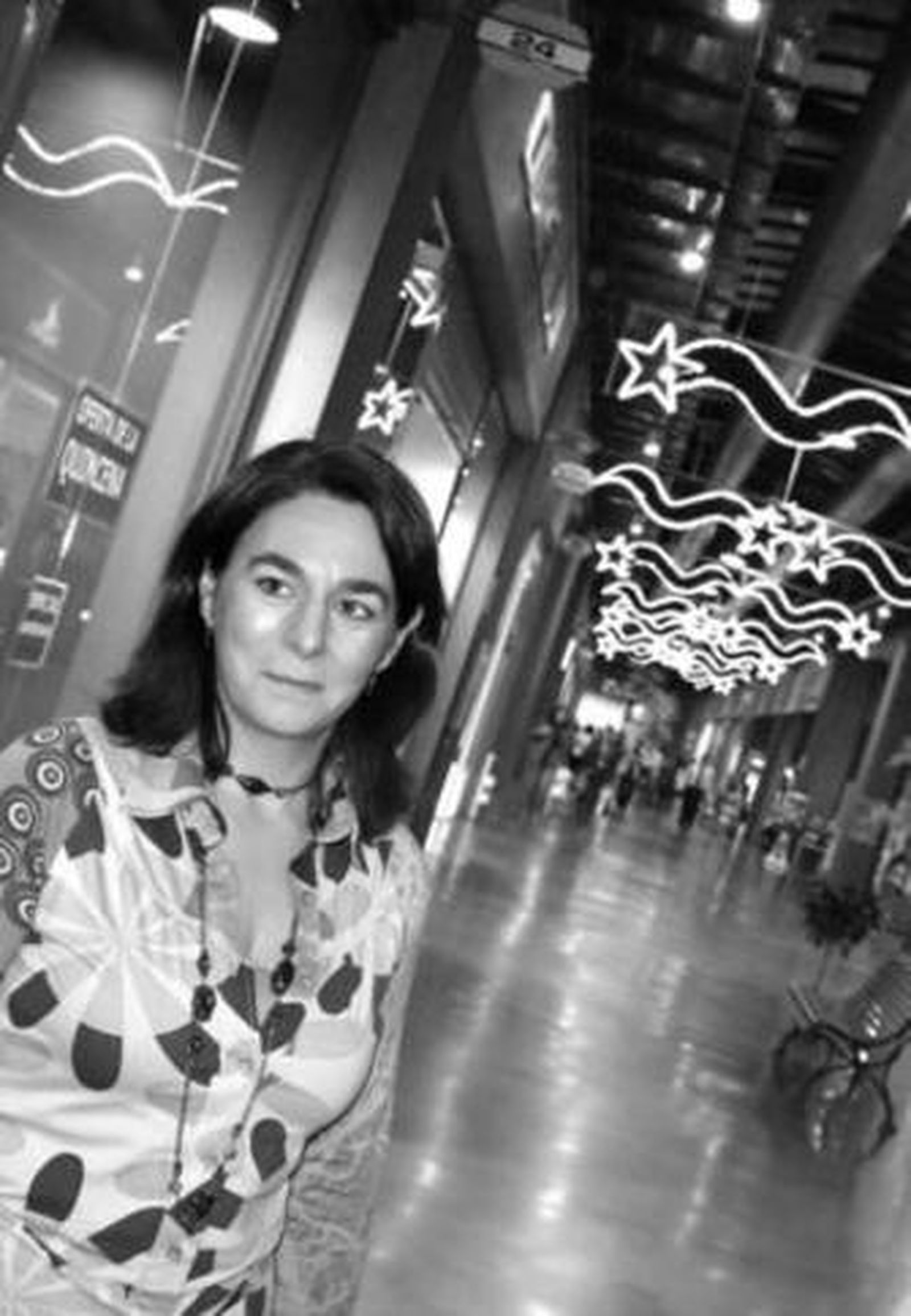 Marita Gómez, gerente de Factory Guadacorte, en la galería comercial.