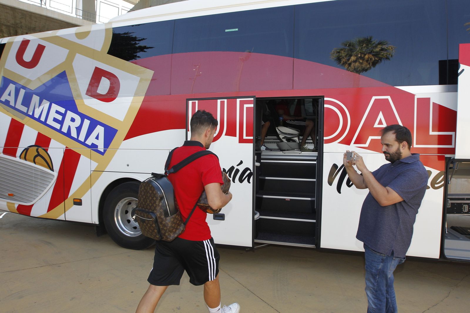 Fotogalería salida jugadores U.D. Almería con destino San Pedro del Pinatar