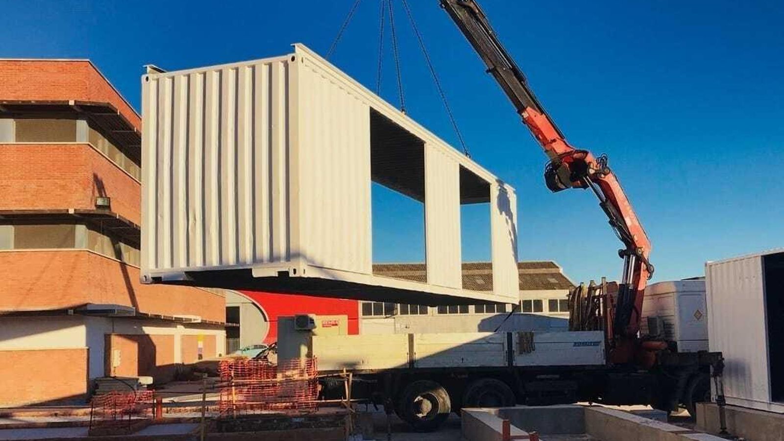Una grúa desplaza uno de los contenedores de Incubazul.