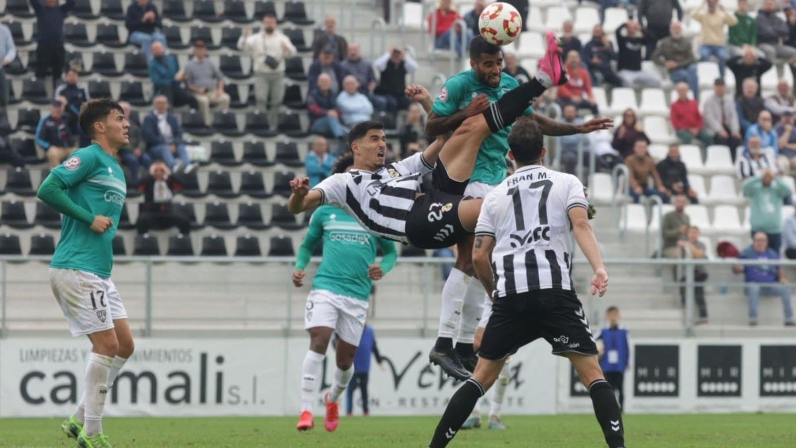La acción que supuso la expulsión del albinegro Moha Hamdoune, que golpea al visitante Viti La acción que supuso la expulsión del albinegro Moha Hamdoune, que golpea al visitante Viti