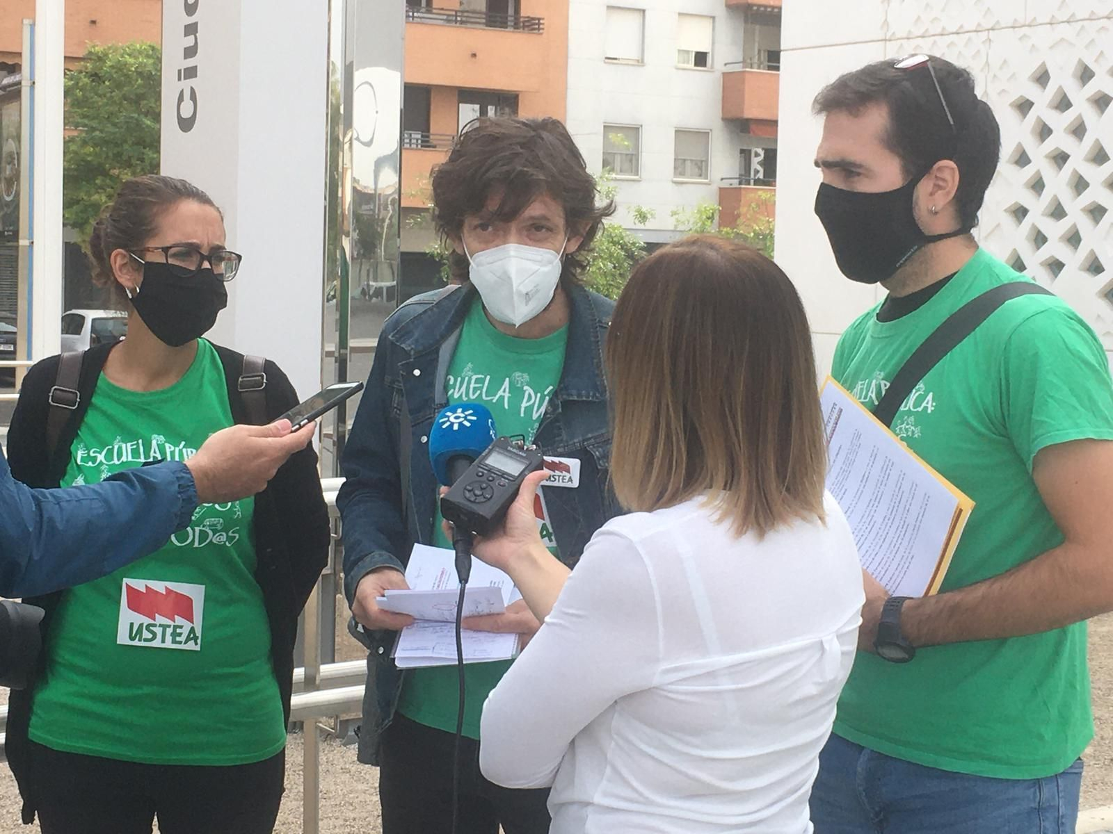 Miembros de Ustea antes de presentar su denuncia ante la Fiscalía.