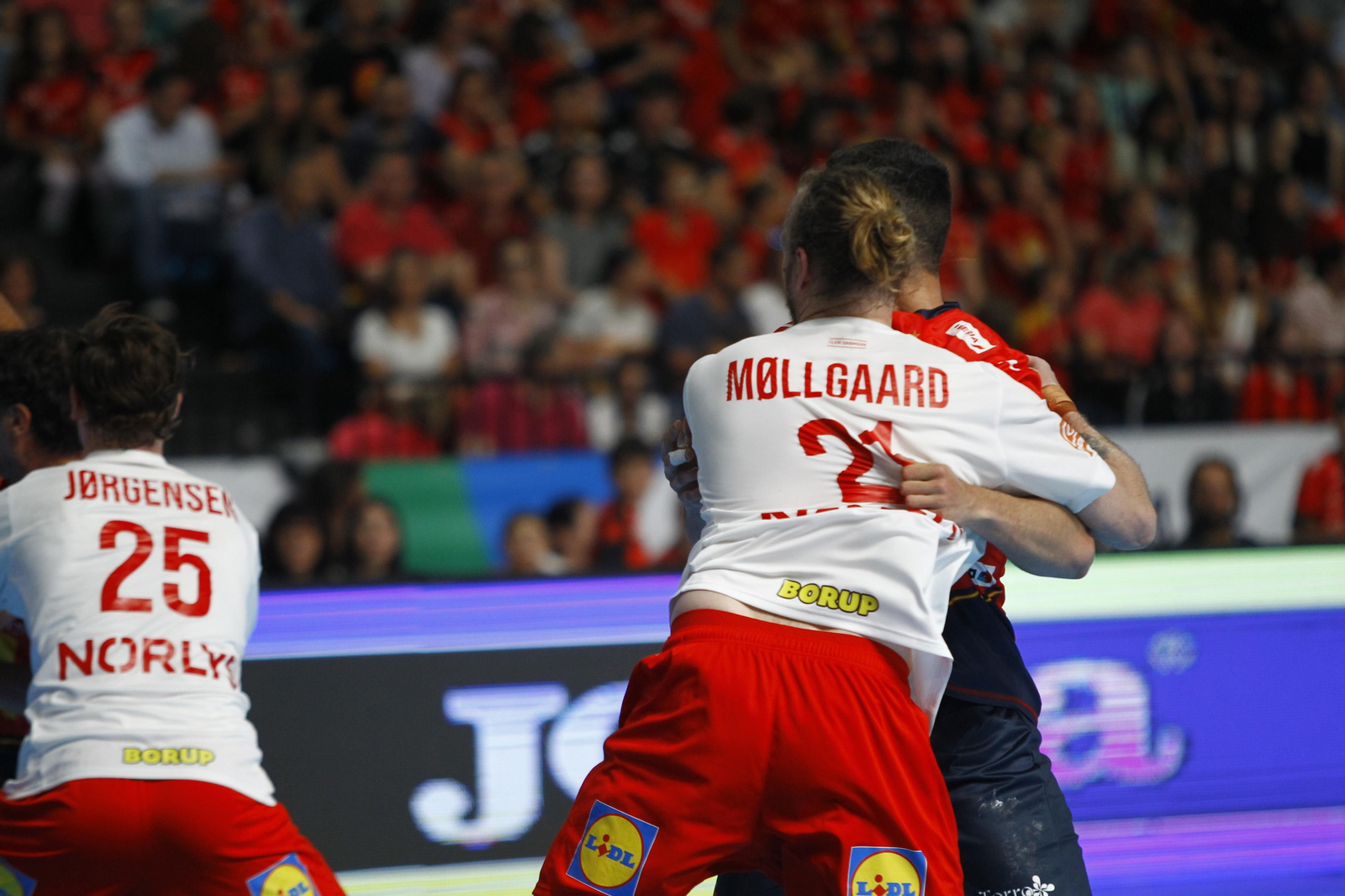 Imágenes del España-Dinamarca de la EHF Euro Cup de balonmano, en Almería