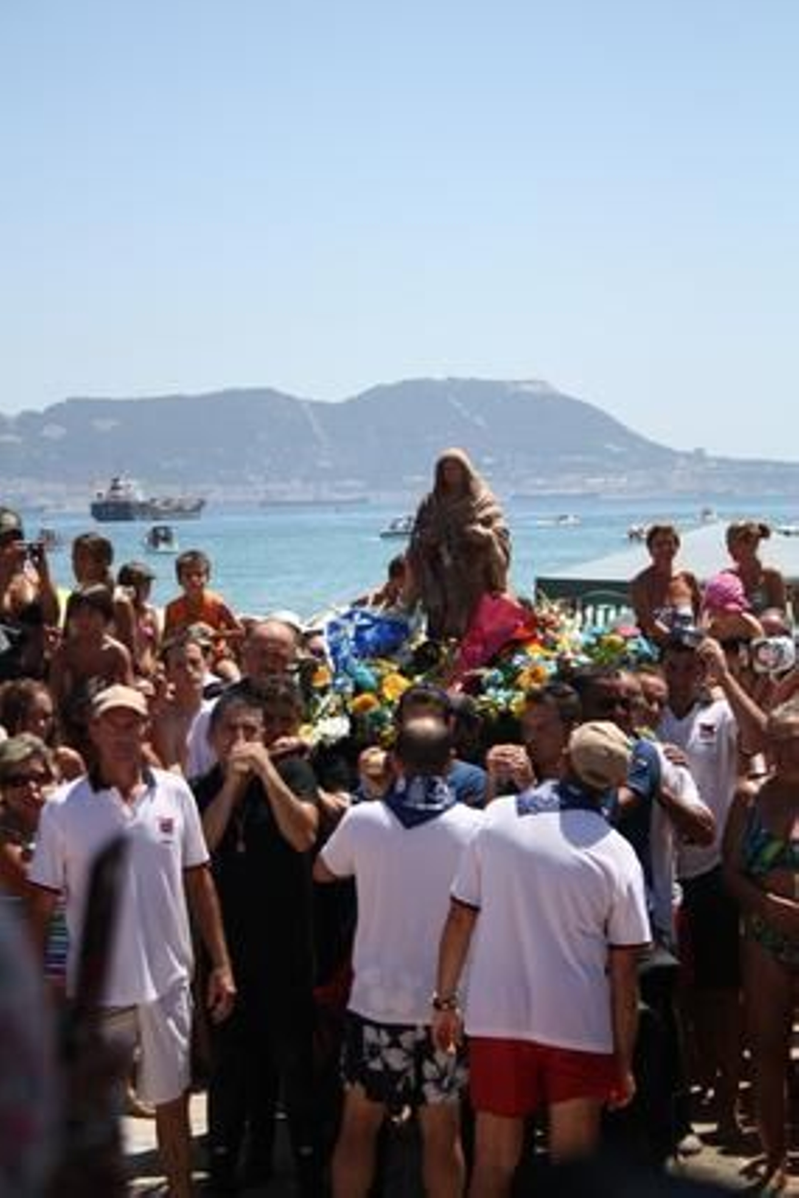 Miles de fieles recibieron con entusiasmo a la imagen en su llegada a la playa.

Foto: Fran Montes