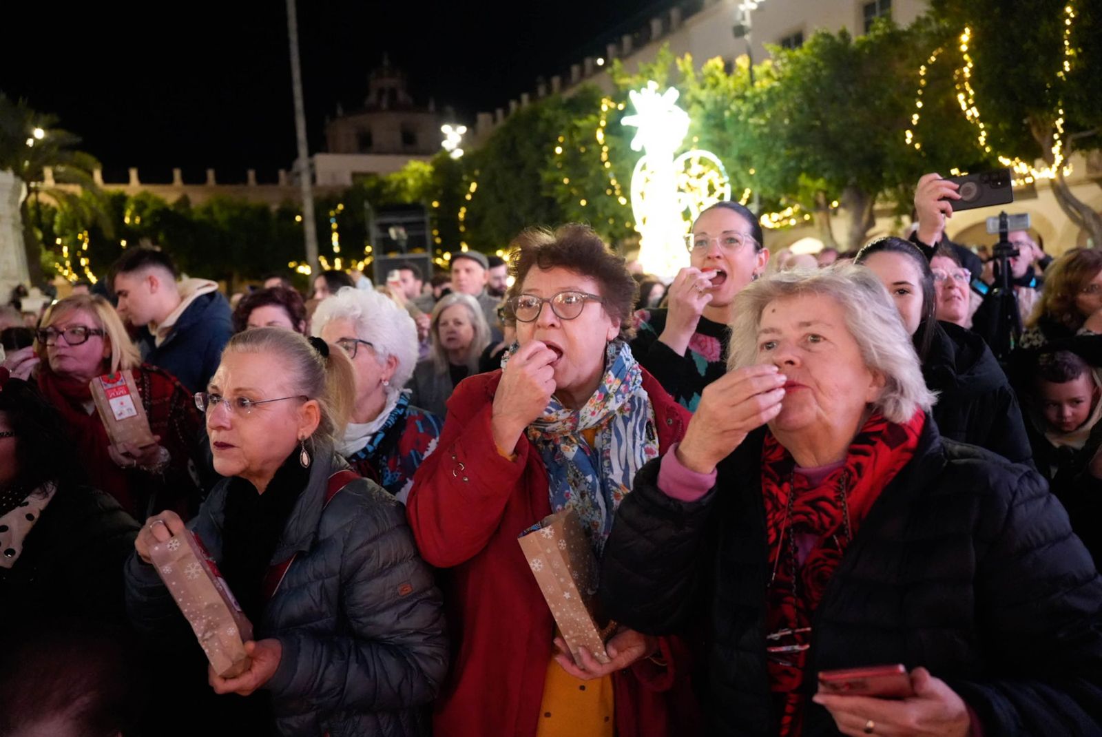 Almería despide con los 12 tomates cherry de la suerte el año 2025