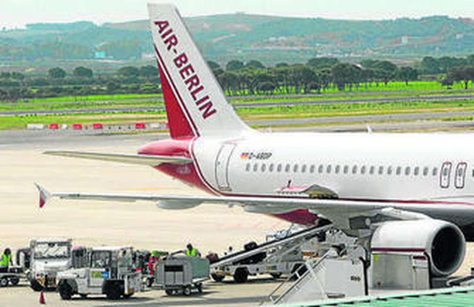 Operarios cargan maletas en la bodega de un avión de Air Berlin.