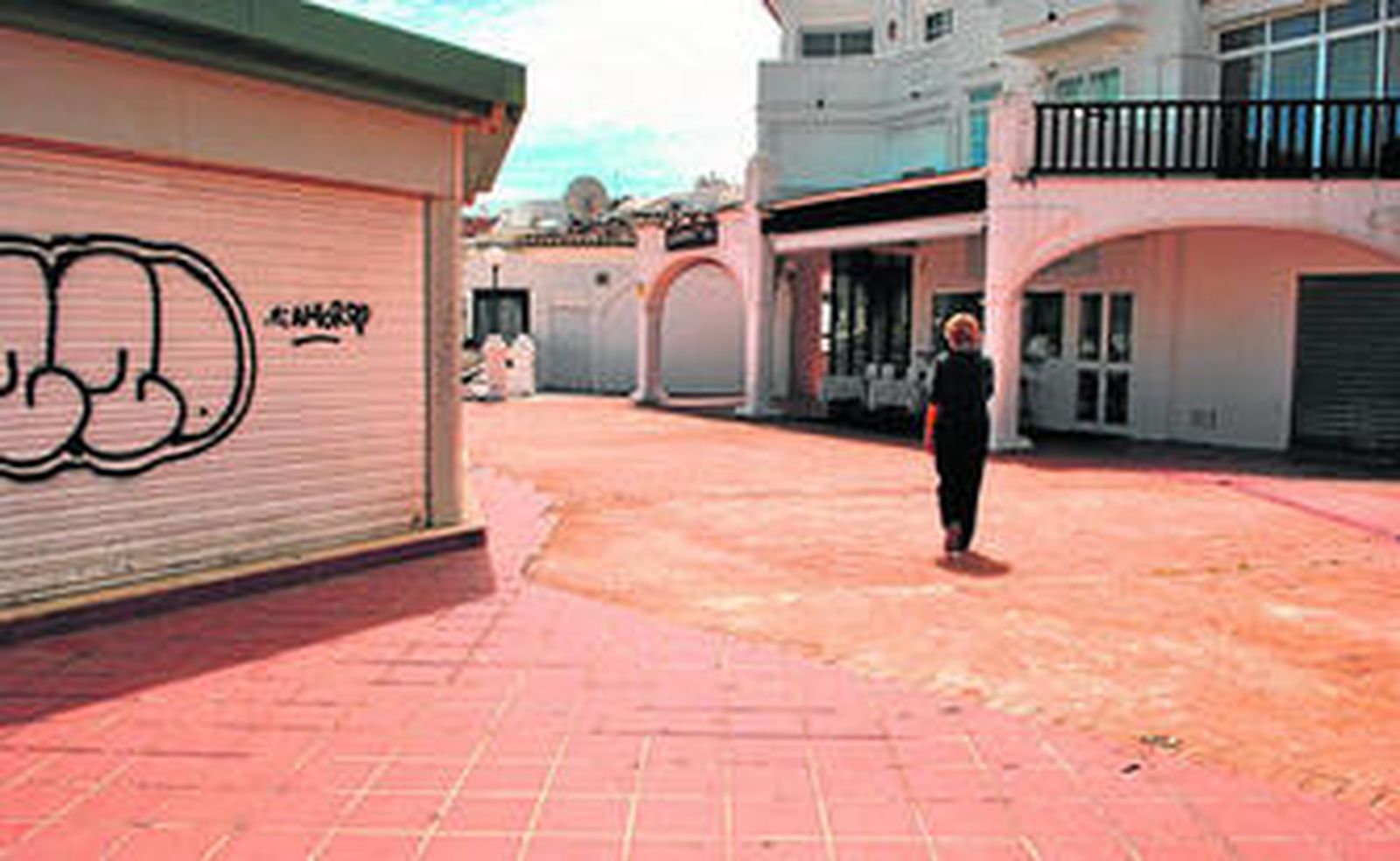 Una vecina pasea por esta urbanización de Benalmádena.
