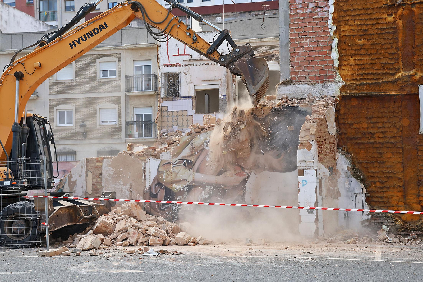 Imágenes del derribo de la calle Jesús del Calvario con el grafiti de Pure Love de Manomatic