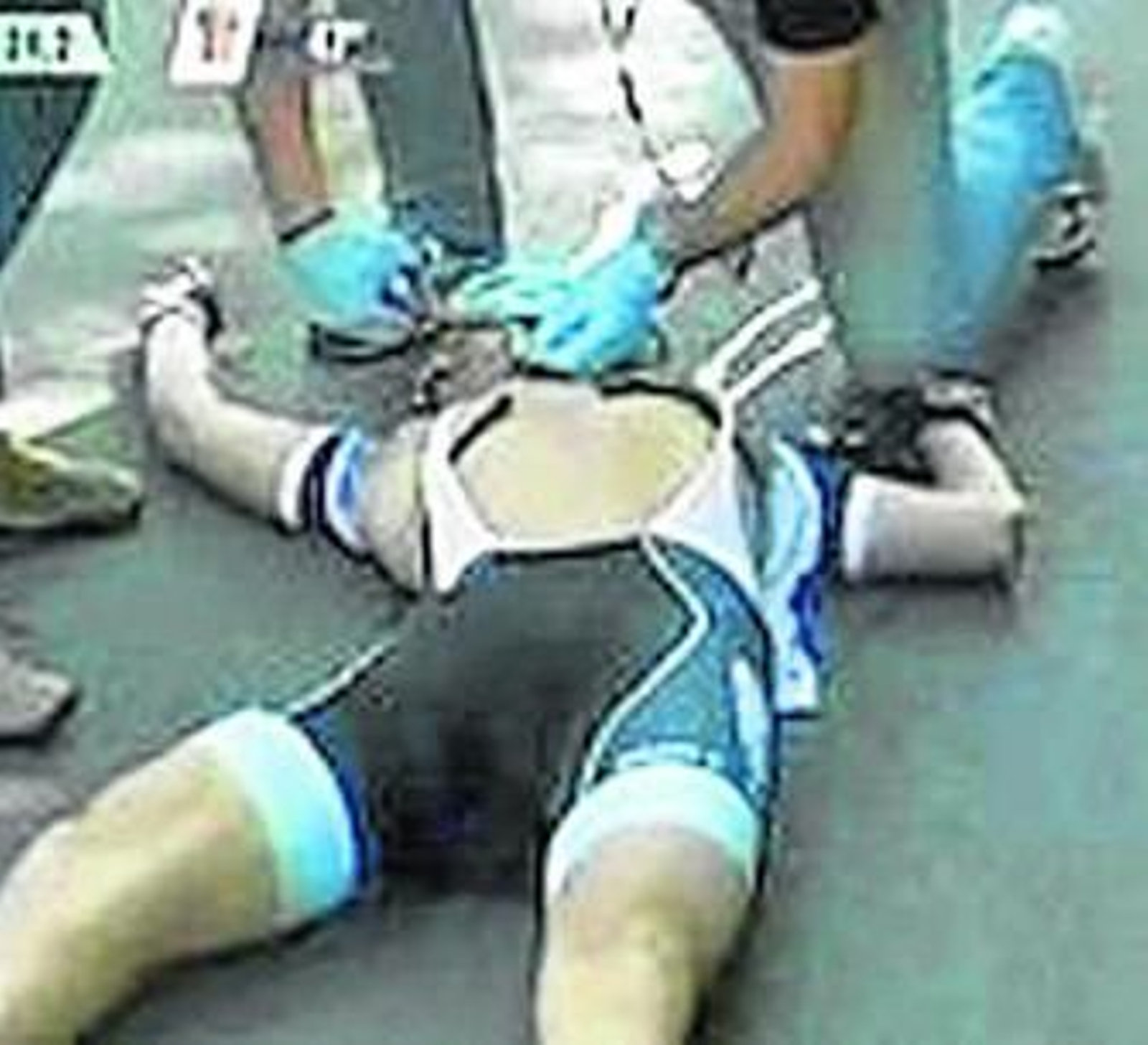 Imagen de 'Rai Sport' con Weylandt tendido en el suelo.