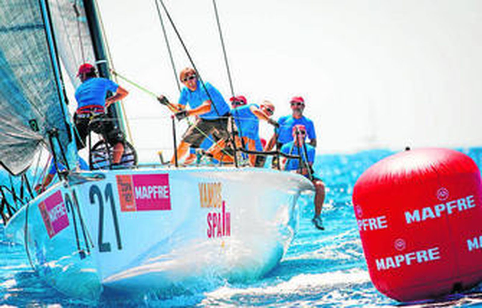 La tripulación del 'Vamos España', en plena maniobra de toma de baliza.