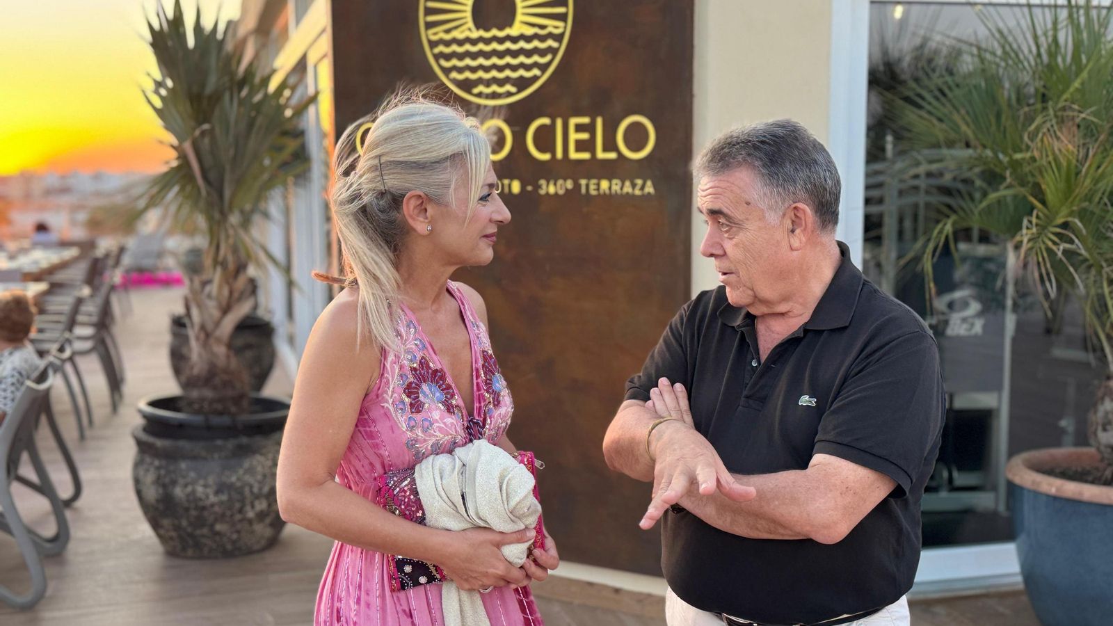 Patricia del Pozo conversa con el alcalde de Almonte antes del acto