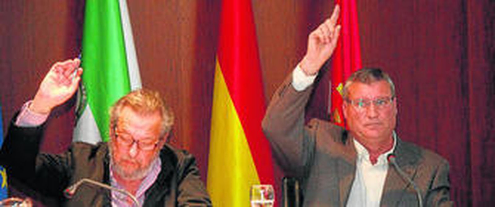 Carlos Pérez y Juan Miguel Polo, en la votación de ayer.