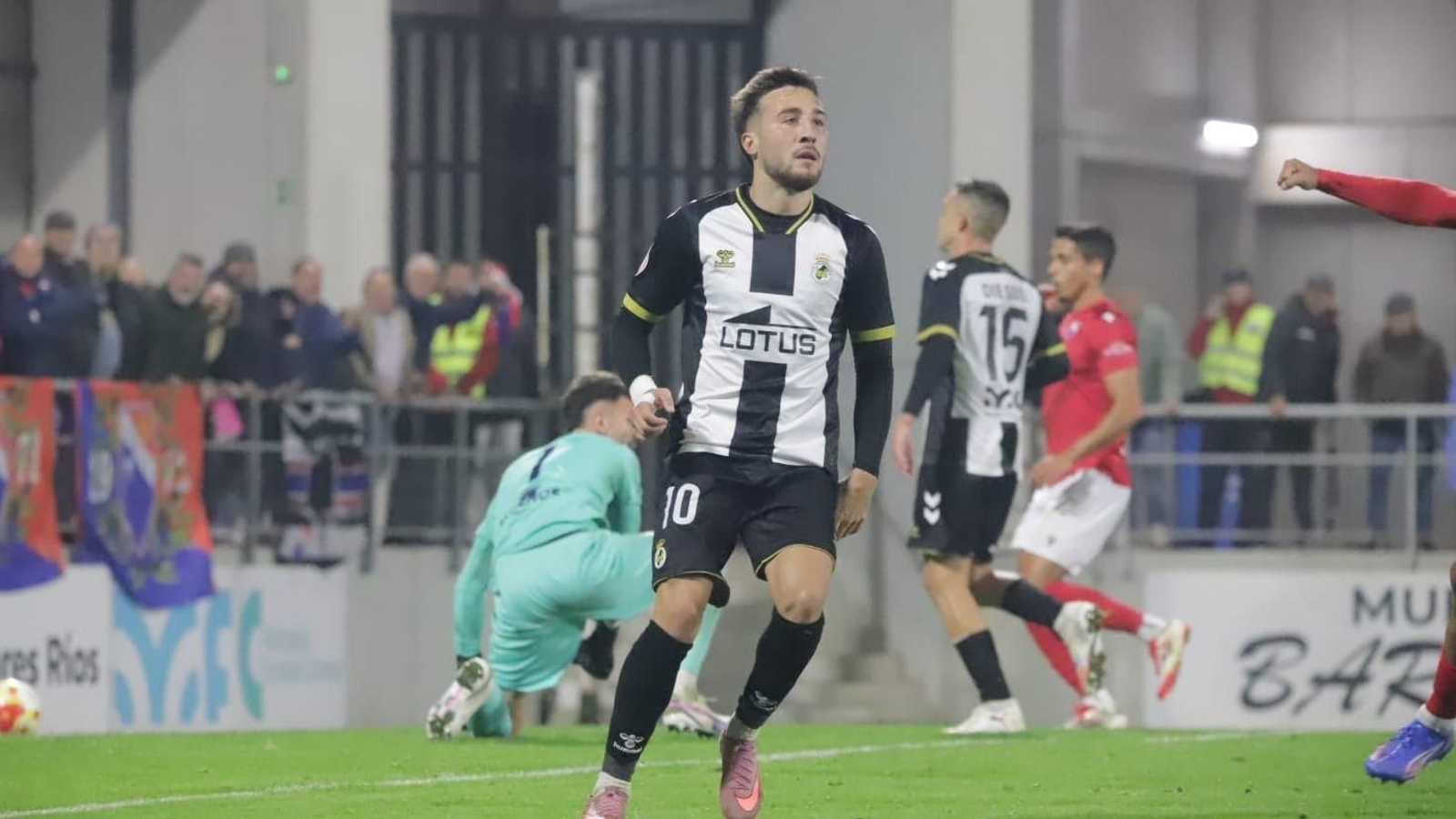 Cascajo, contrariado, tras marrar el penalti que pudo dar el triunfo a la Balona