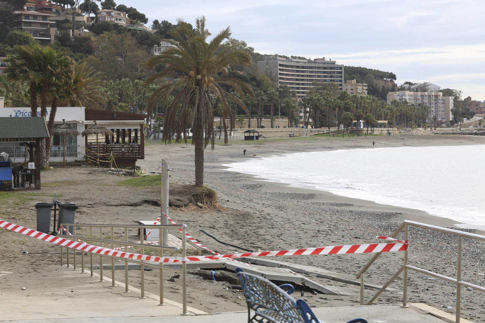 Las fotos de los trabajos en los paseos marítimos y chiringuitos de Málaga para paliar los efectos del temporal