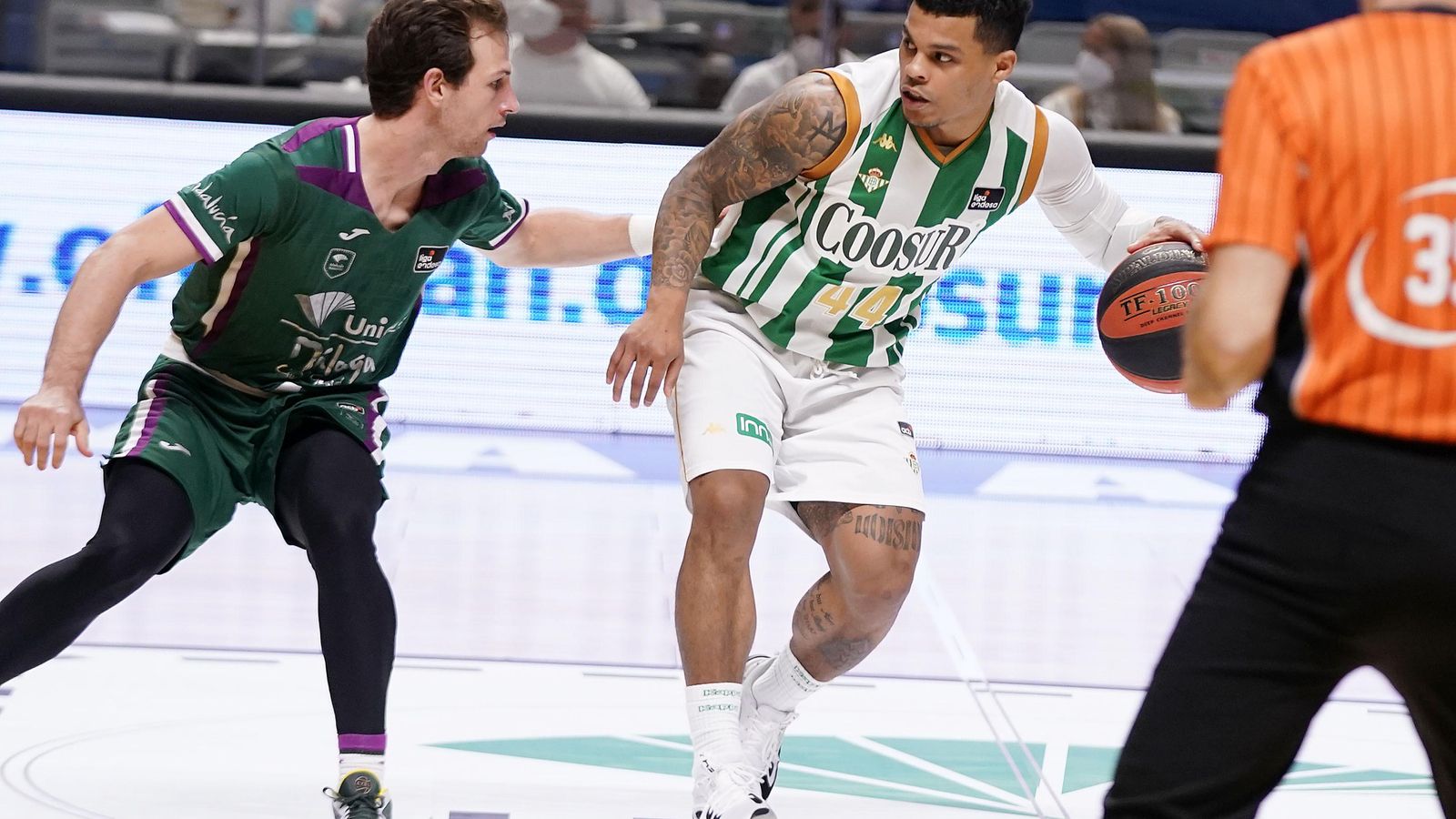 Campbell bota la pelota defendido por Ferrari.