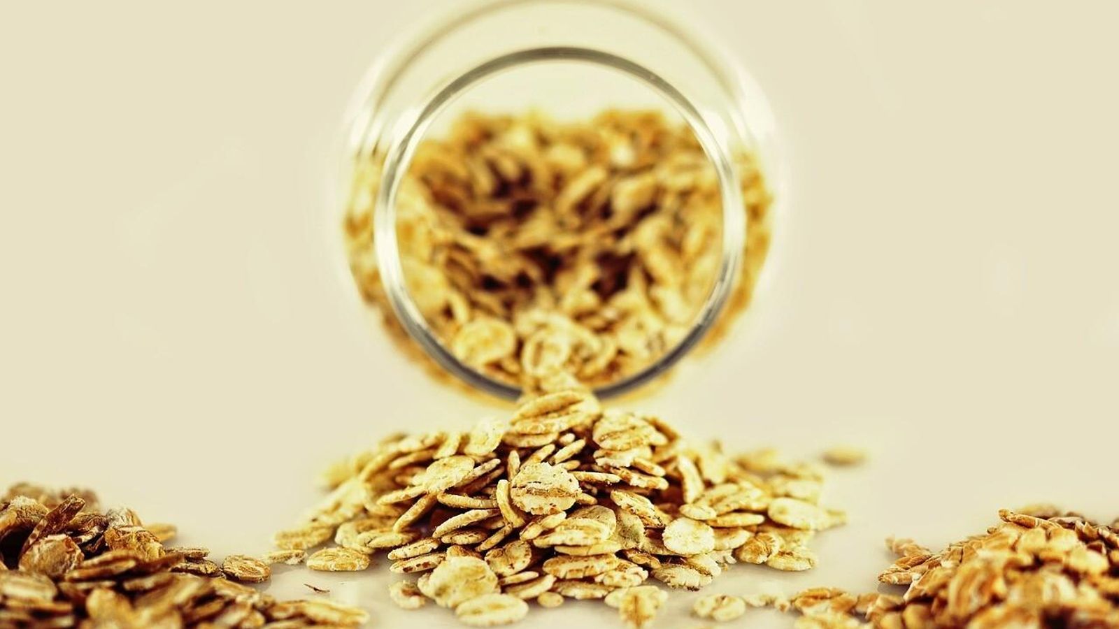 Cereales esparcidos en una mesa Cereales esparcidos en una mesa