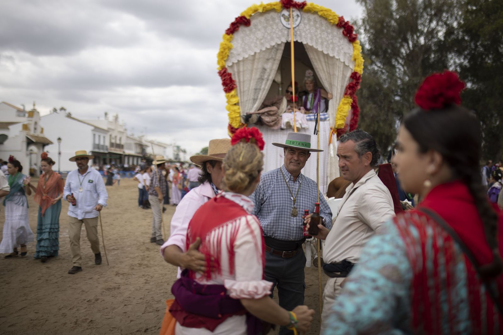 El Rocío 2023: Imágenes de ambiente en la aldea durante la presentación de las Hermandades