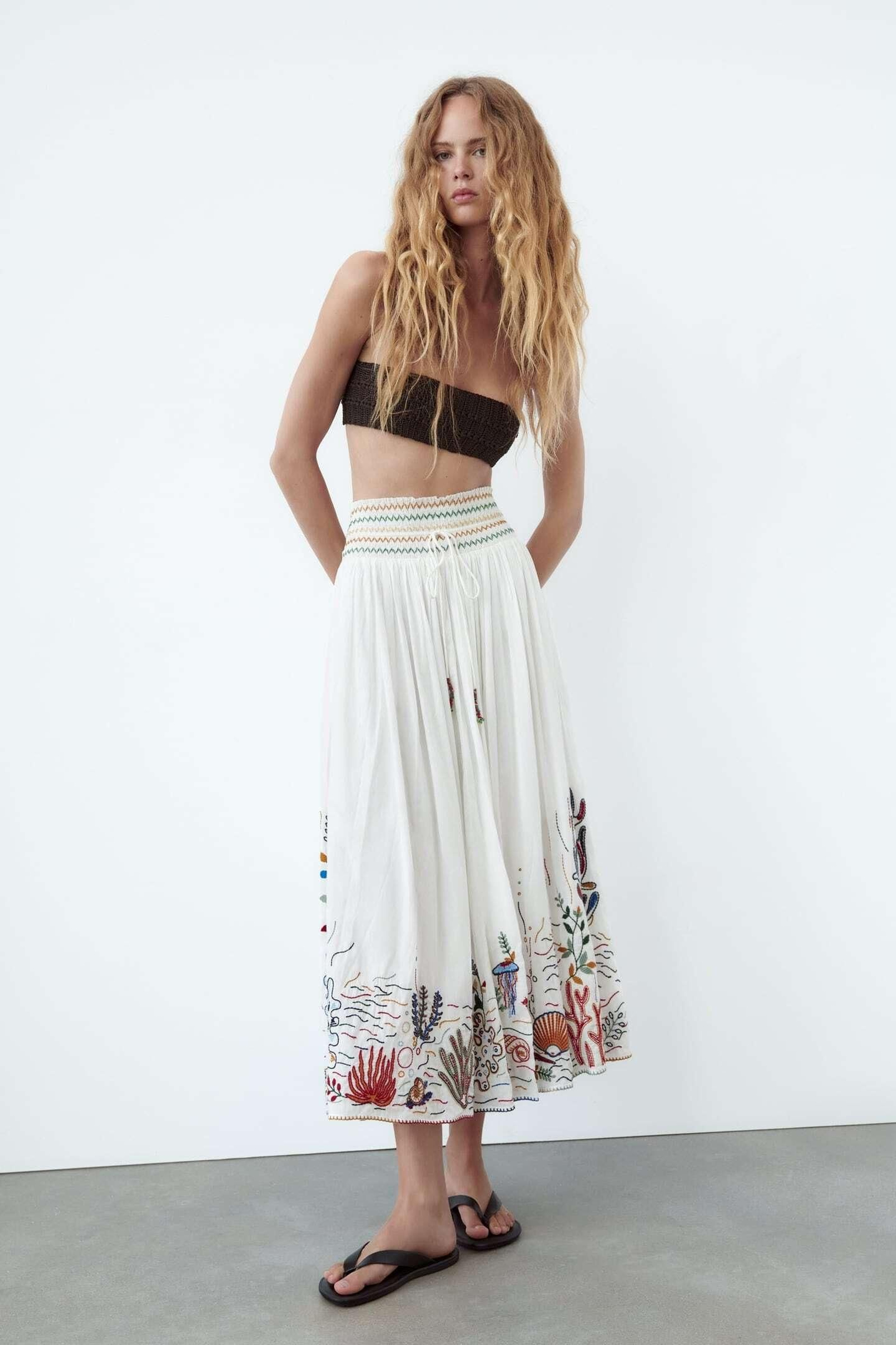 Falda con bordados de Zara.