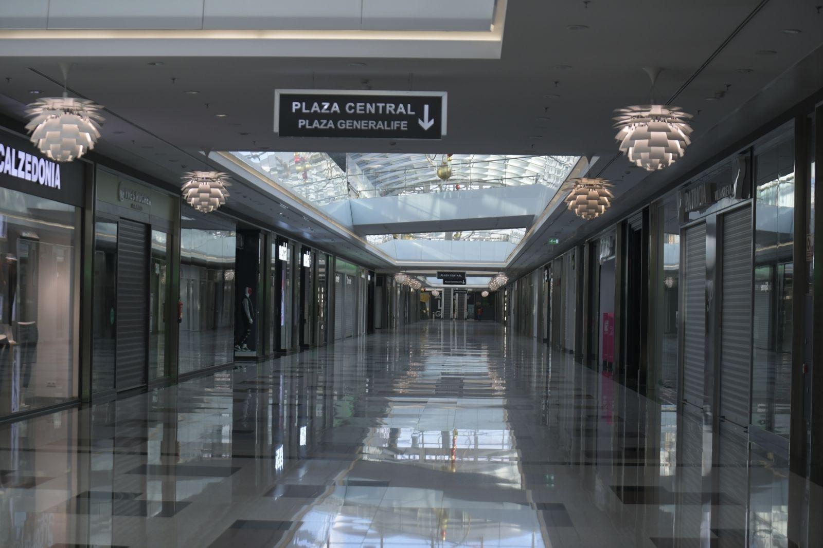 Fotos: El centro comercial Nevada mantiene un hálito de vida el primer día del cierre de comercios