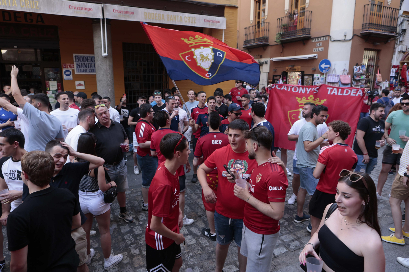 Búscate en las fotos de la afición de Osasuna en Sevilla en la final de la Copa del Rey