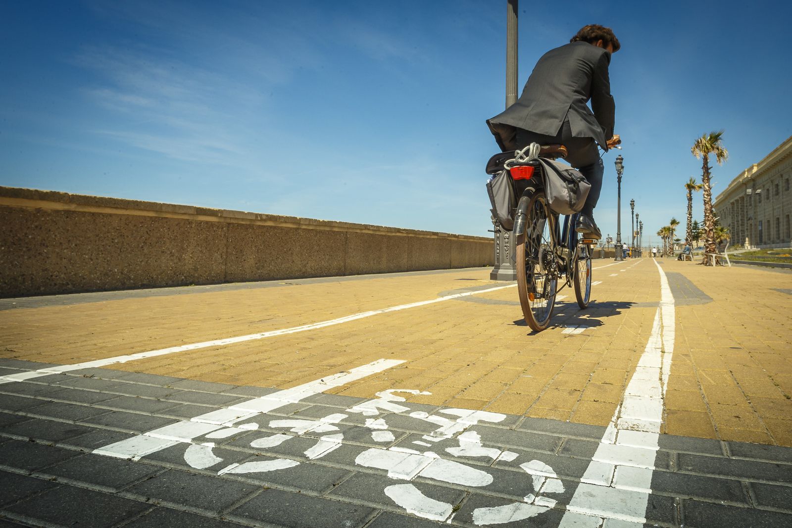 Un ciclista circula por un tramo del carril bici del casco antiguo, en una imagen de archivo.