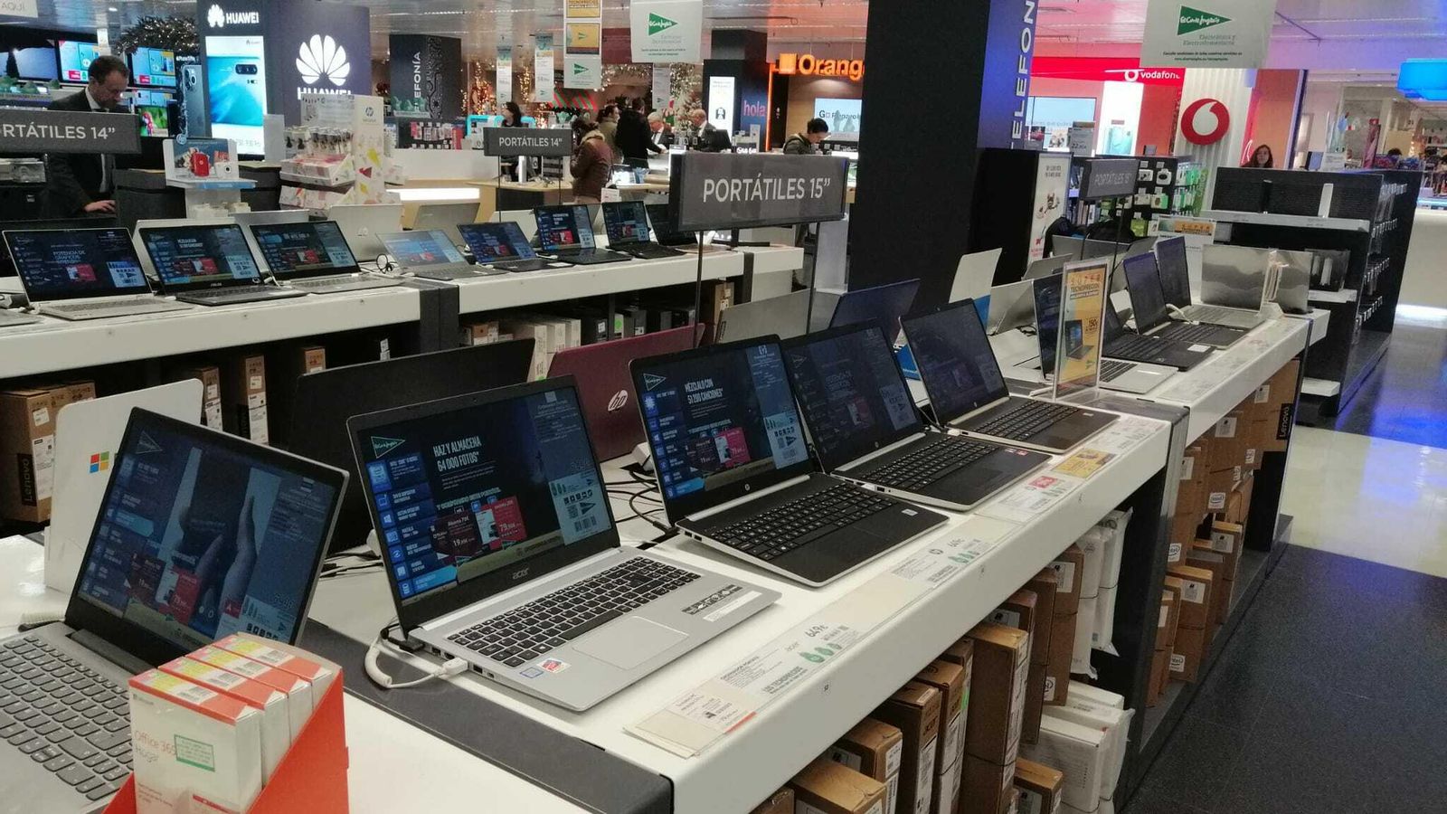 Ordenadores portátiles, expuestos en unos grandes almacenes.