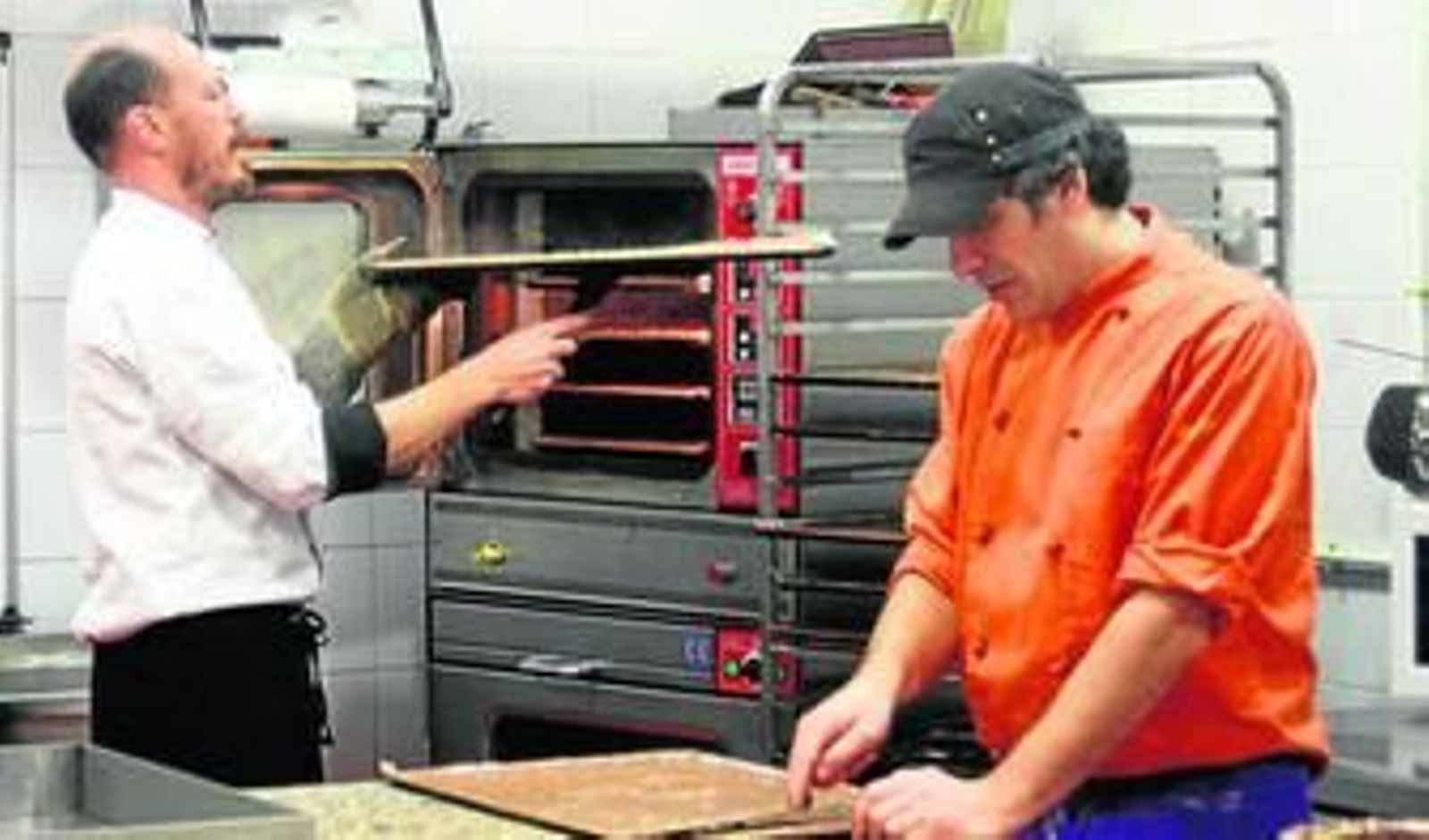Manuel Jara y Gustavo Parrilla elaborando un bizcocho Sacher, a base de mazapán y chocolate.