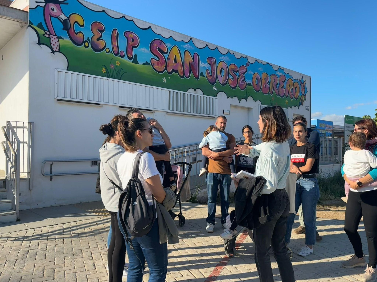 Almudena Navarro, dialogando con algunos de las familias afectadas.