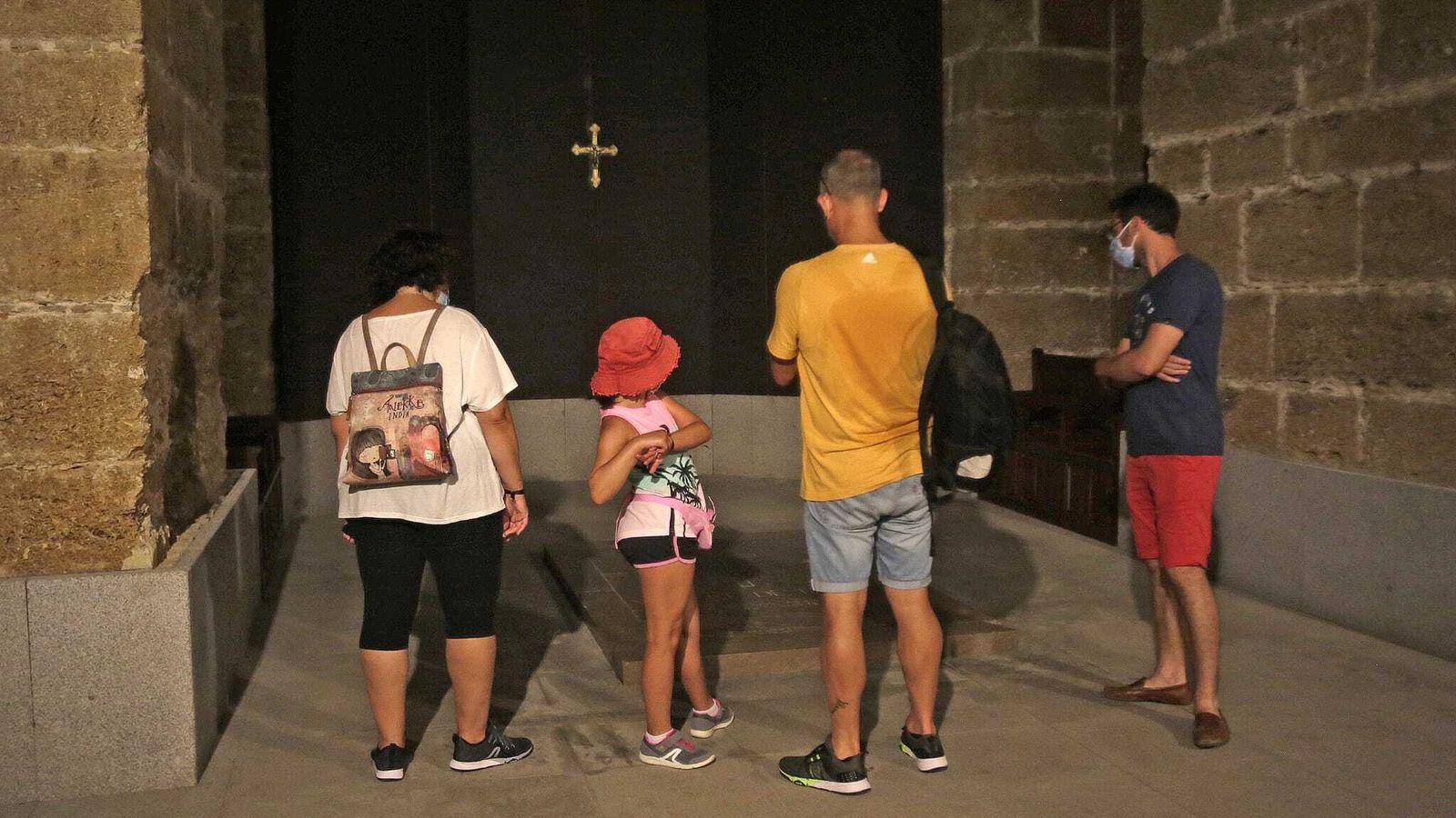 Un grupo de visitantes, ante la tumba de Manuel de Falla en la cripta de la Catedral