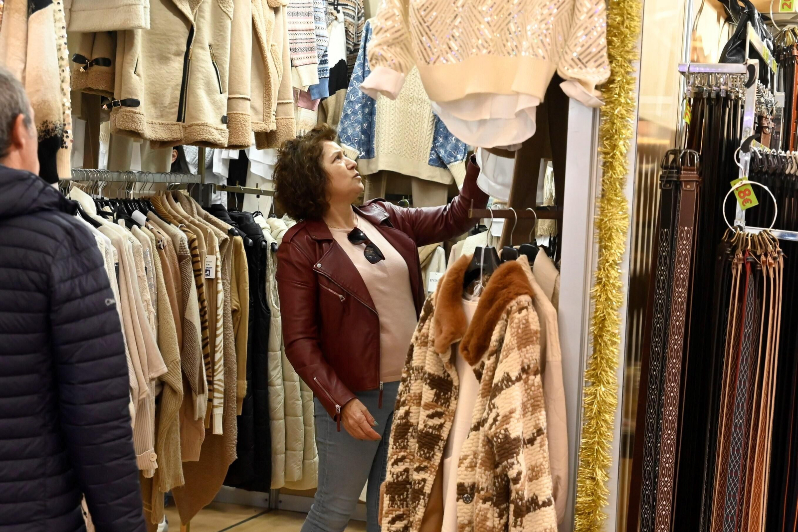 Una persona observa la ropa de uno de los expositores.