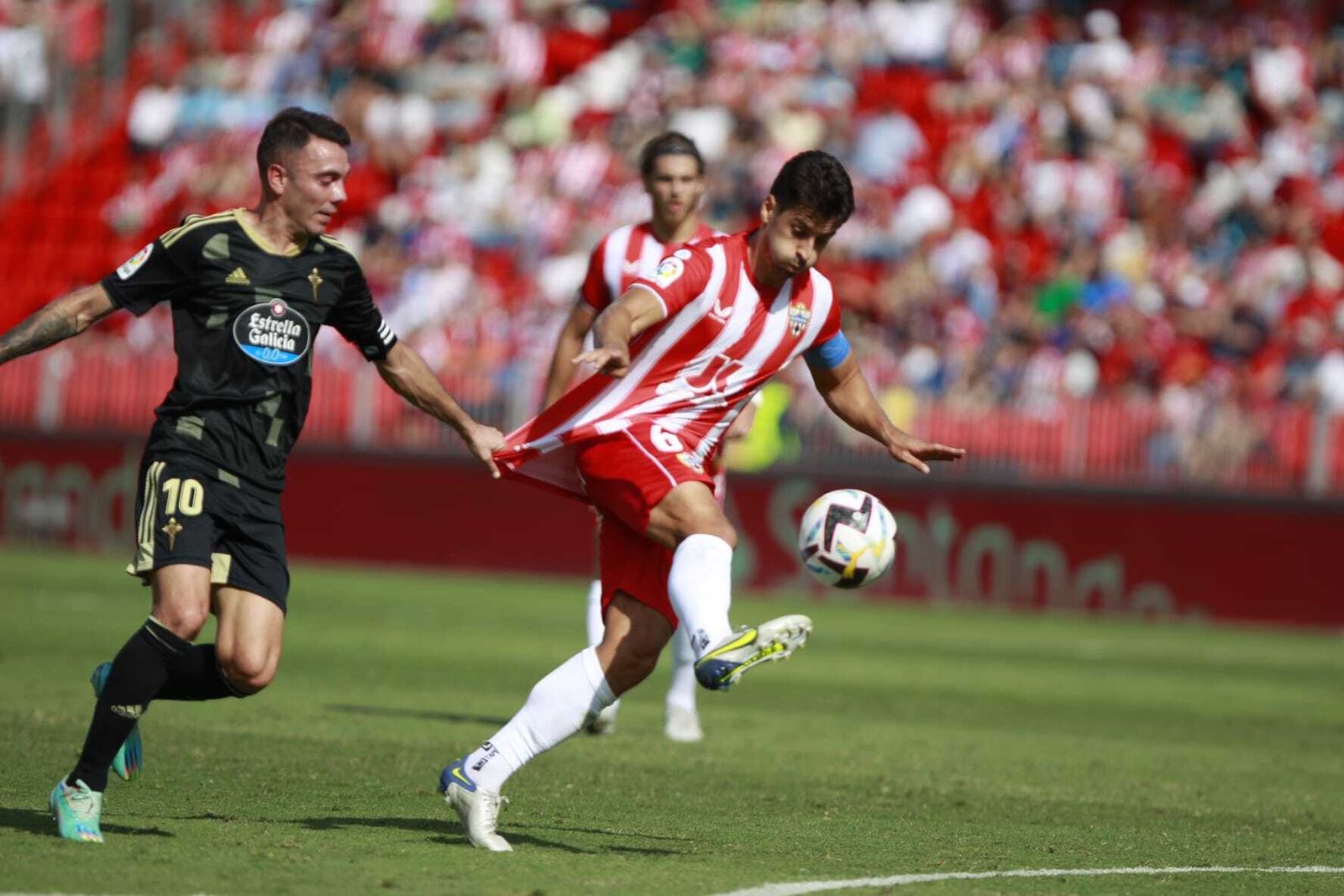 El capitán rojiblanco De la Hoz, autor del 2-1, agarrado por el capitán celeste Iago Aspas