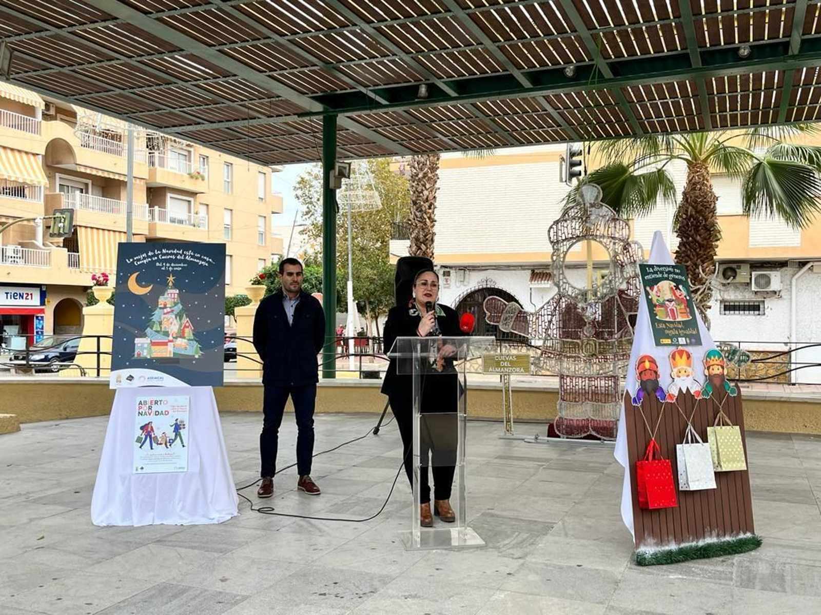 Presentación de  la campaña comercial de esta Navidad en Cuevas.