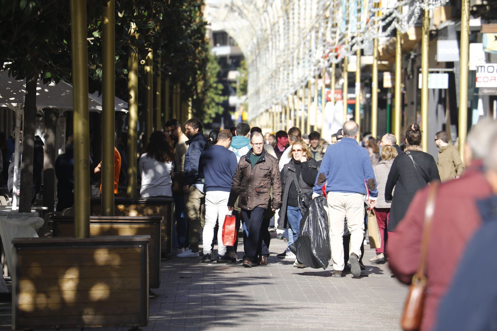 La calle Cruz Conde llena de personas en estos días de Navidad.